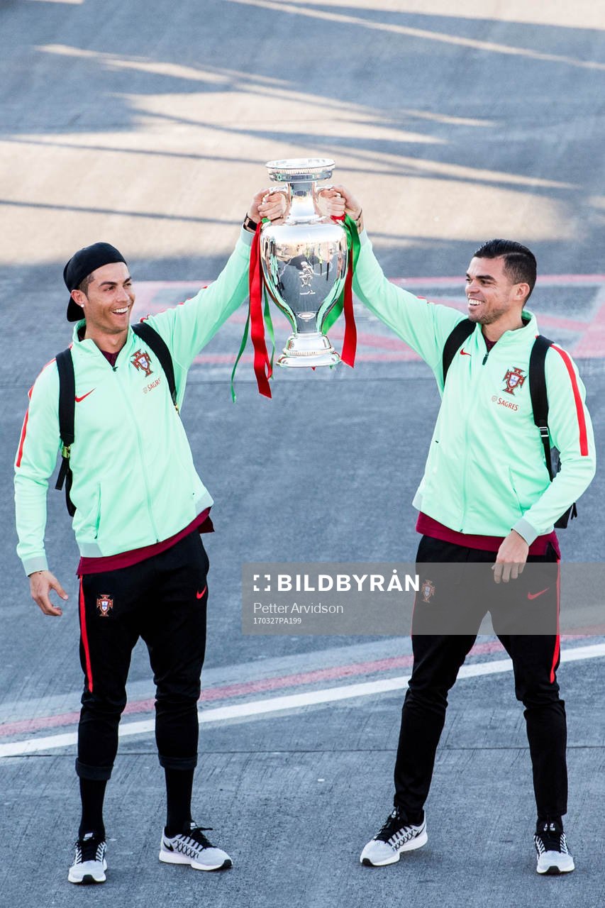 Portugals Cristiano Ronaldo och Pepe visar upp EM-pokalen