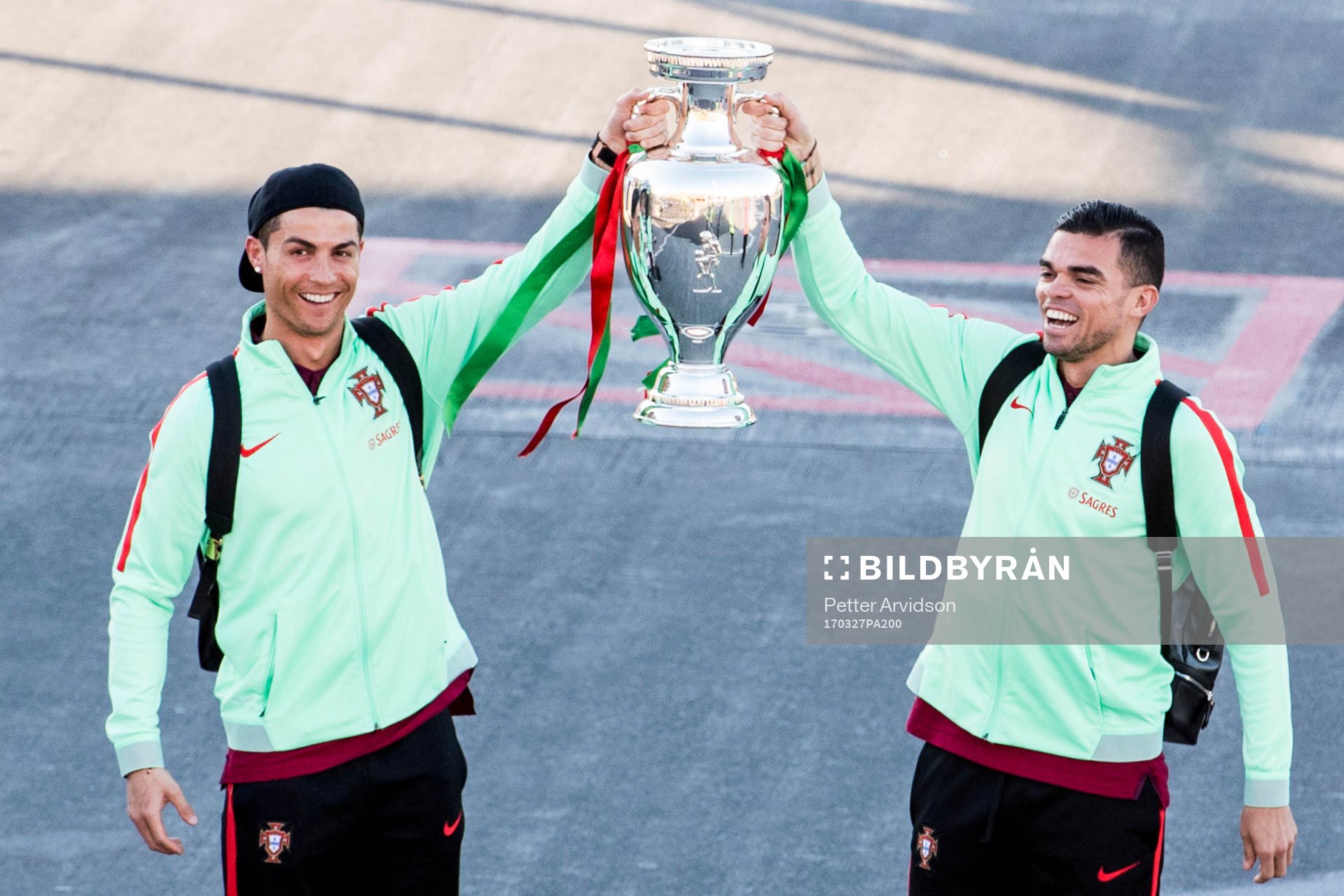 Portugals Cristiano Ronaldo och Pepe visar upp EM-pokalen