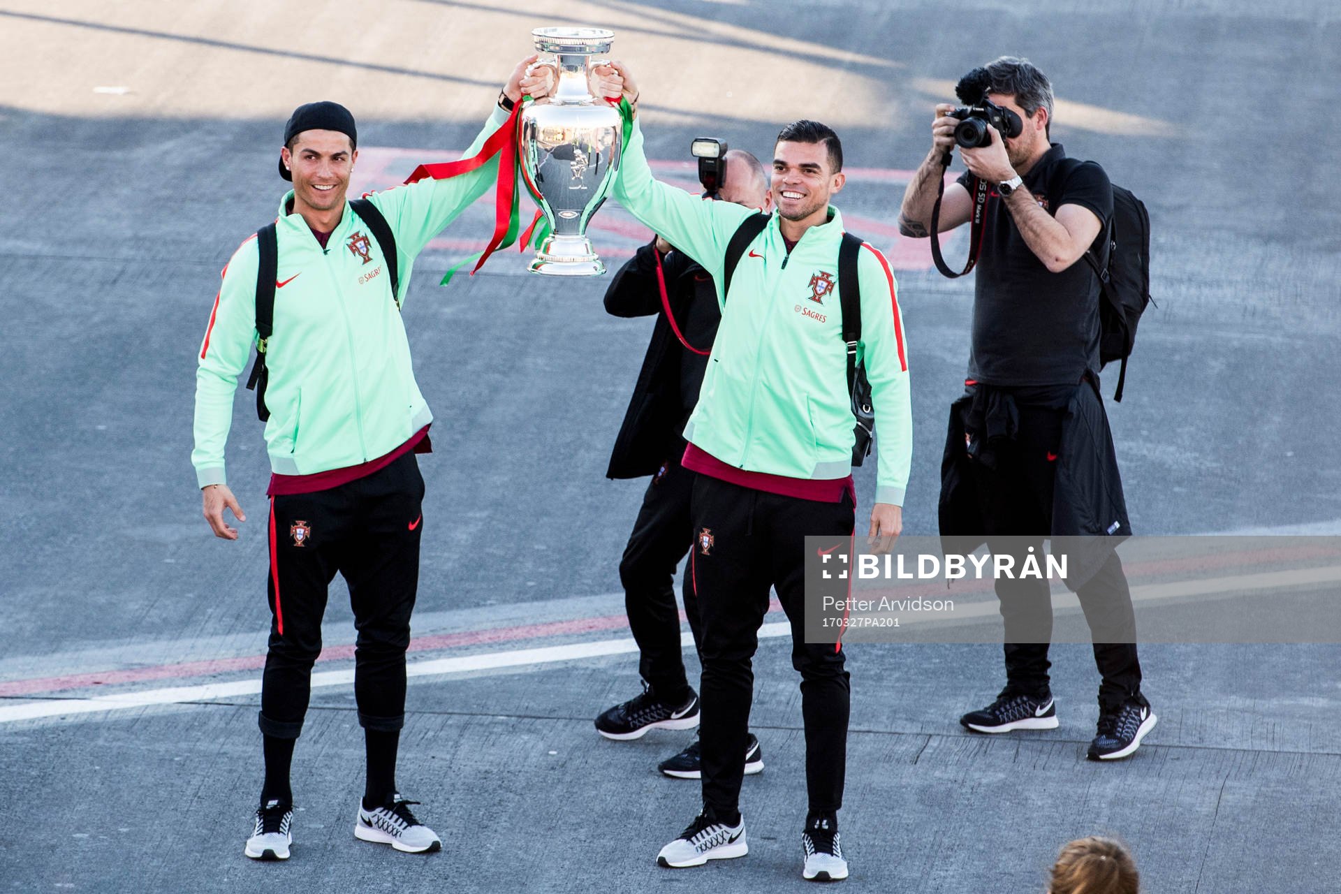 Portugals Cristiano Ronaldo och Pepe visar upp EM-pokalen