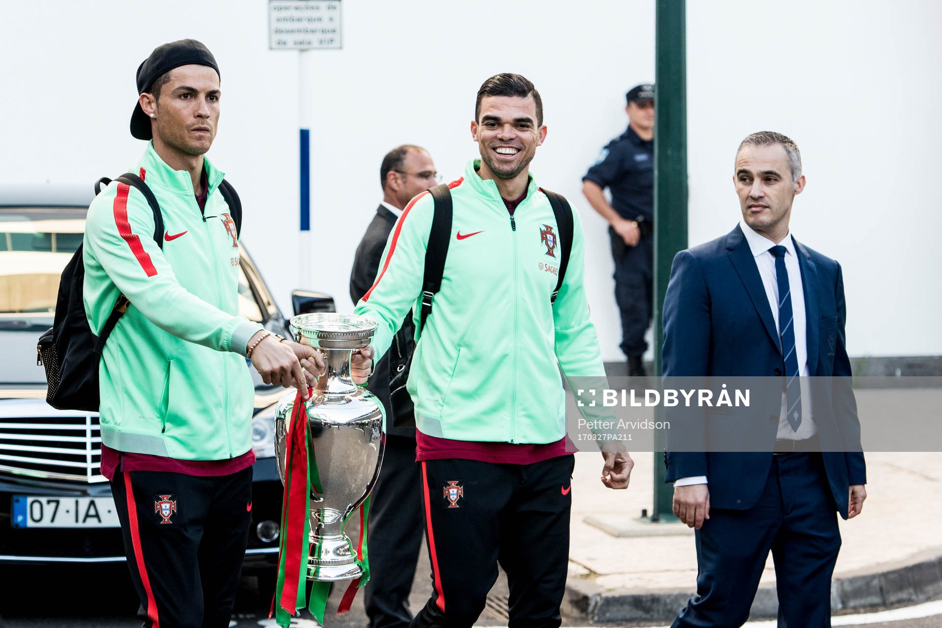 Portugals Cristiano Ronaldo och Pepe visar upp EM-pokalen