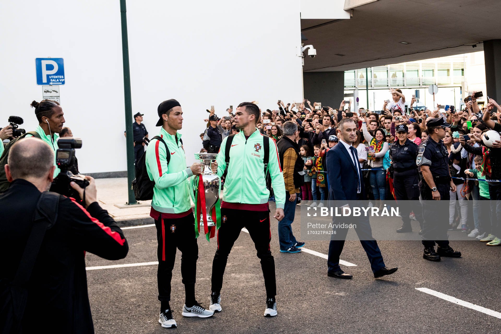 Portugals Cristiano Ronaldo och Pepe visar upp EM-pokalen