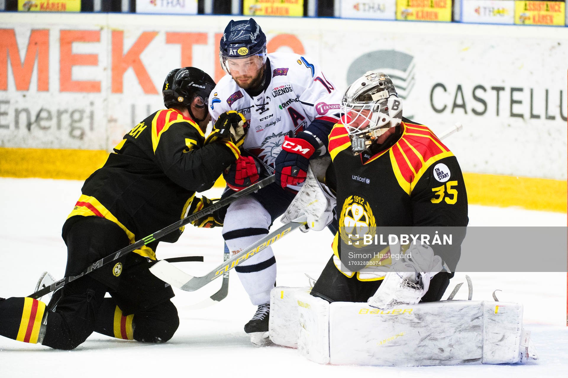 Linköpings Andrew Gordon oroar framför Brynäs målvakt