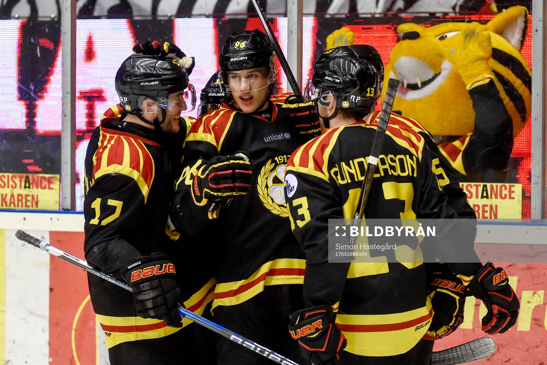 Brynäs Oskar Lindblom jublar med lagkamrater