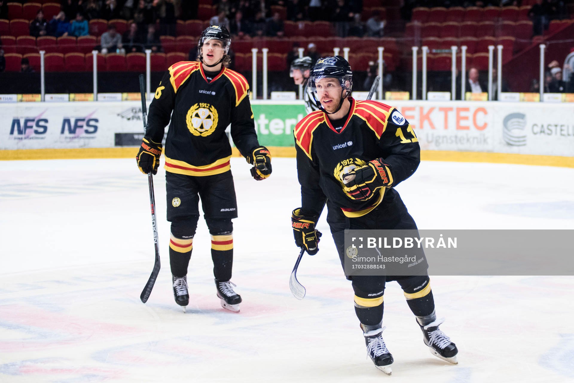 Brynäs Oskar Lindblom och Kevin Clark jublar