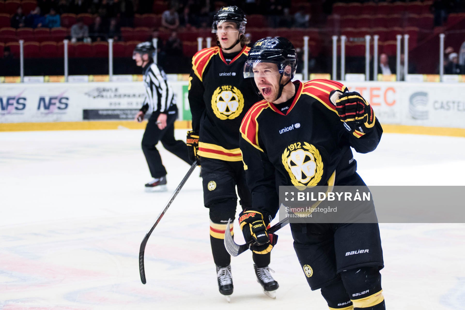 Brynäs Oskar Lindblom och Kevin Clark jublar