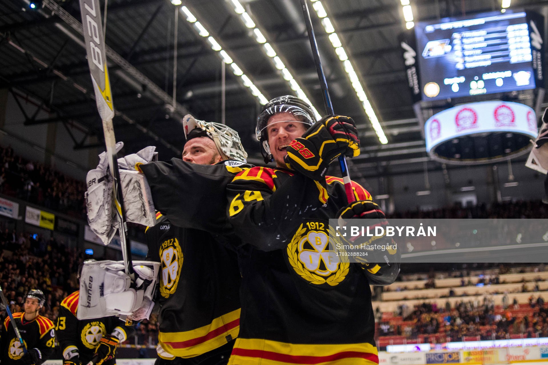 Brynäs målvakt David Rautio och Jonathan Pudas  jublar