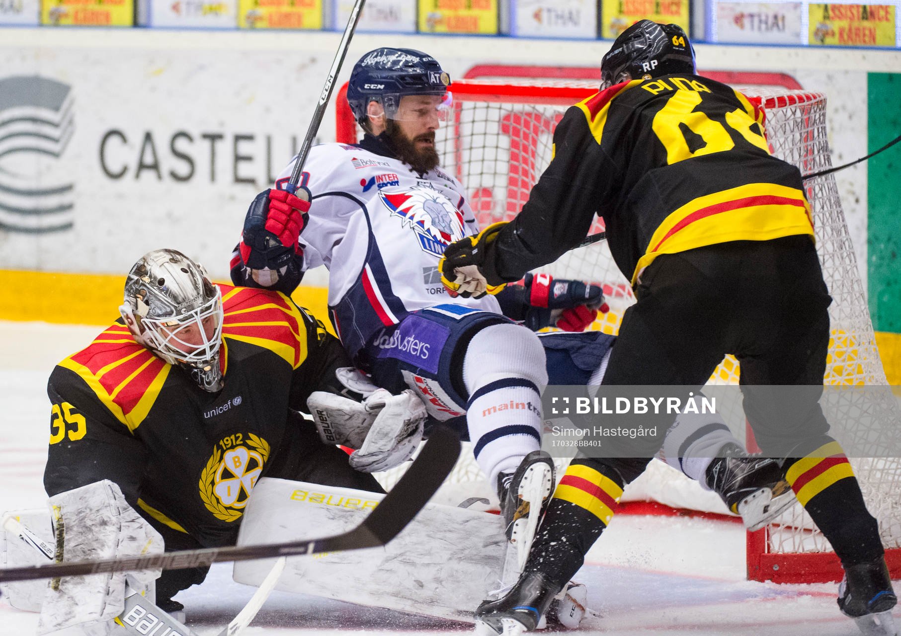 Linköpings Niklas Persson i en kamp mot Brynäs målvakt