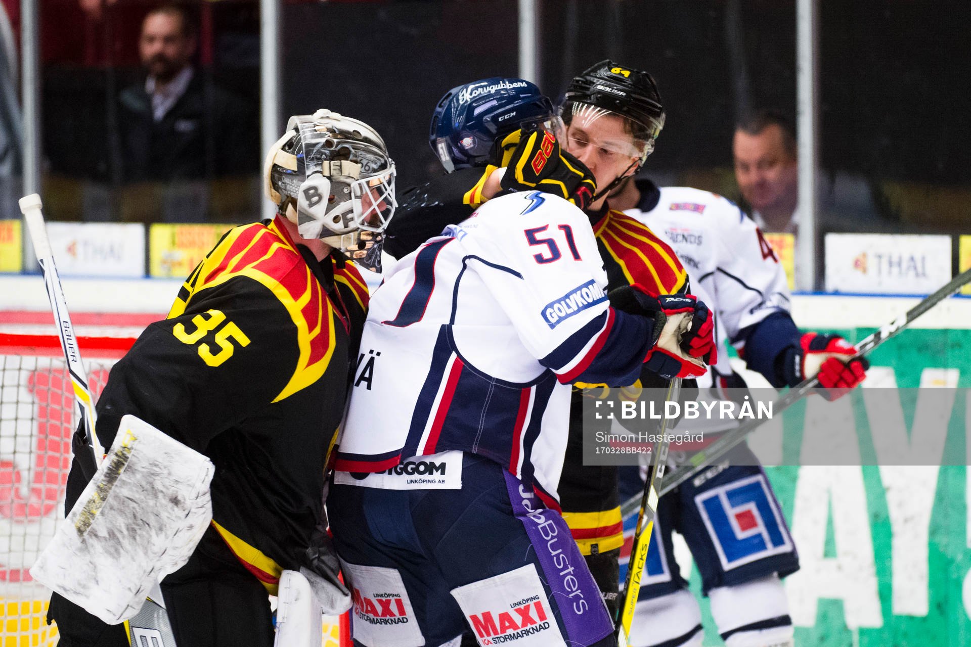 Brynäs målvakt David Rautio och Jonathan Pudas i gruff