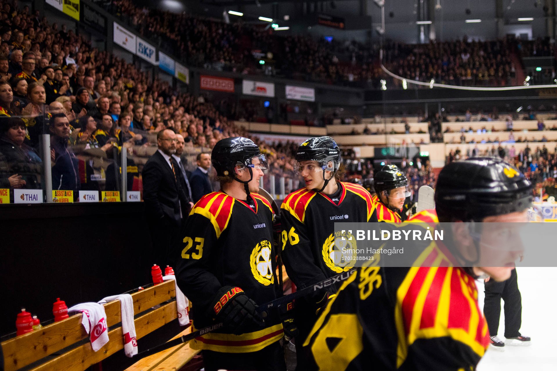 Brynäs Lucas Carlsson och Oskar Lindblom jublar i båset