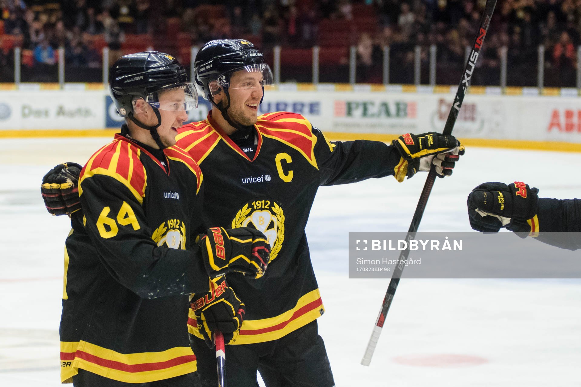 Brynäs Jonathan Pudas och Jacob Blomqvist jublar