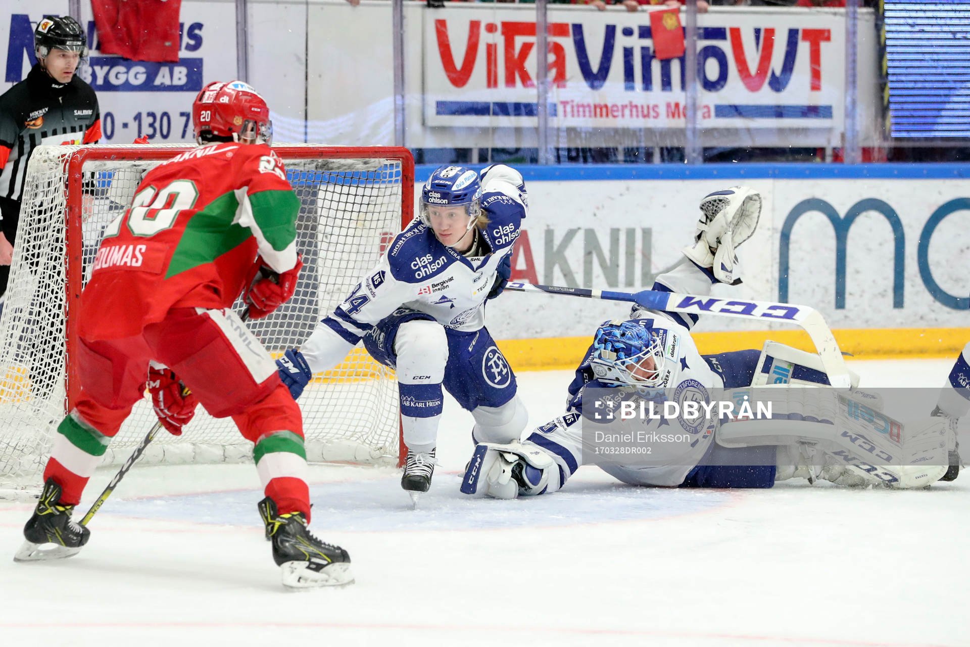 Moras Kevin Goumas framför Leksands målvakt Atte Engren
