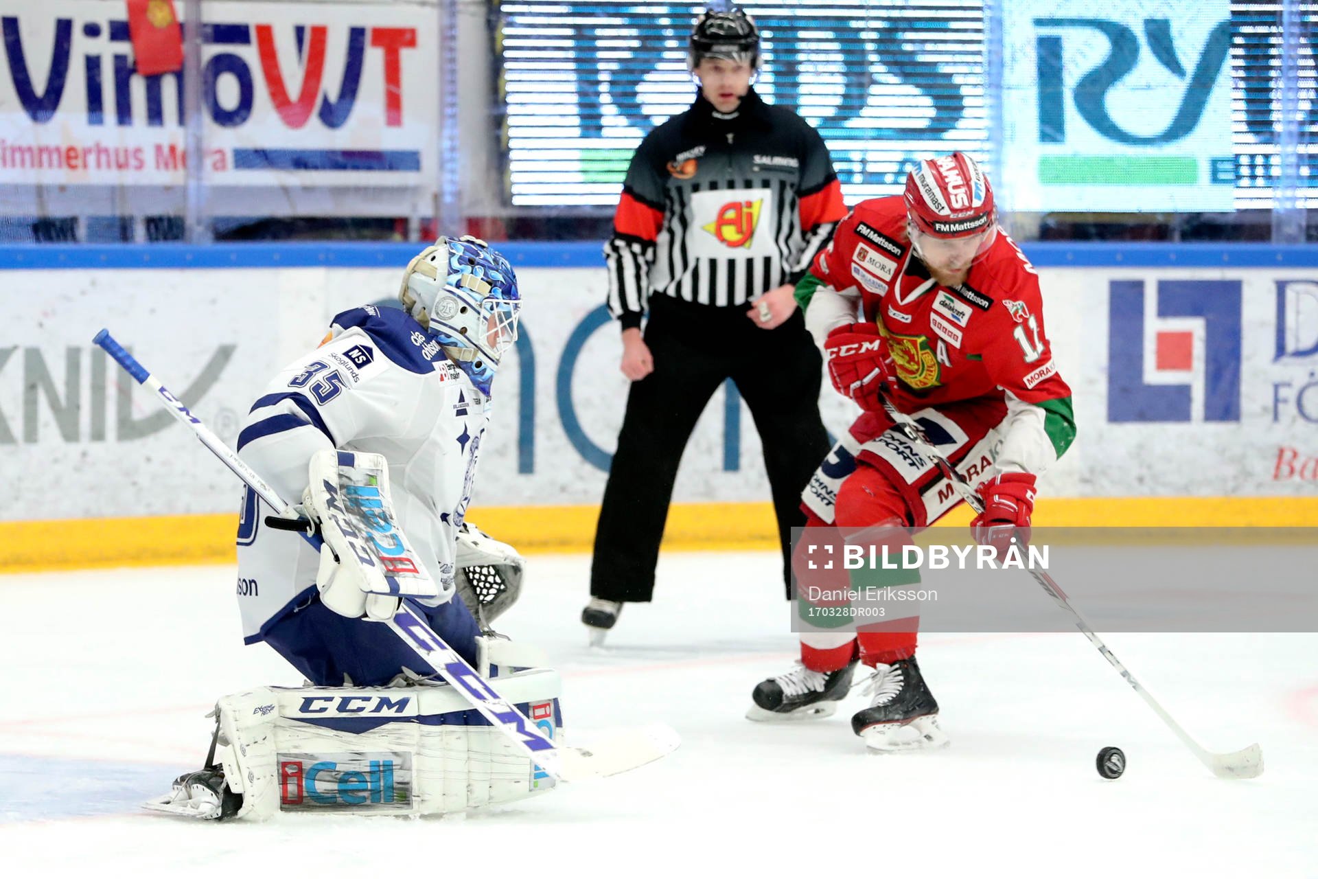 Moras Alexander Hilmerson och Leksands målvakt Atte Engren