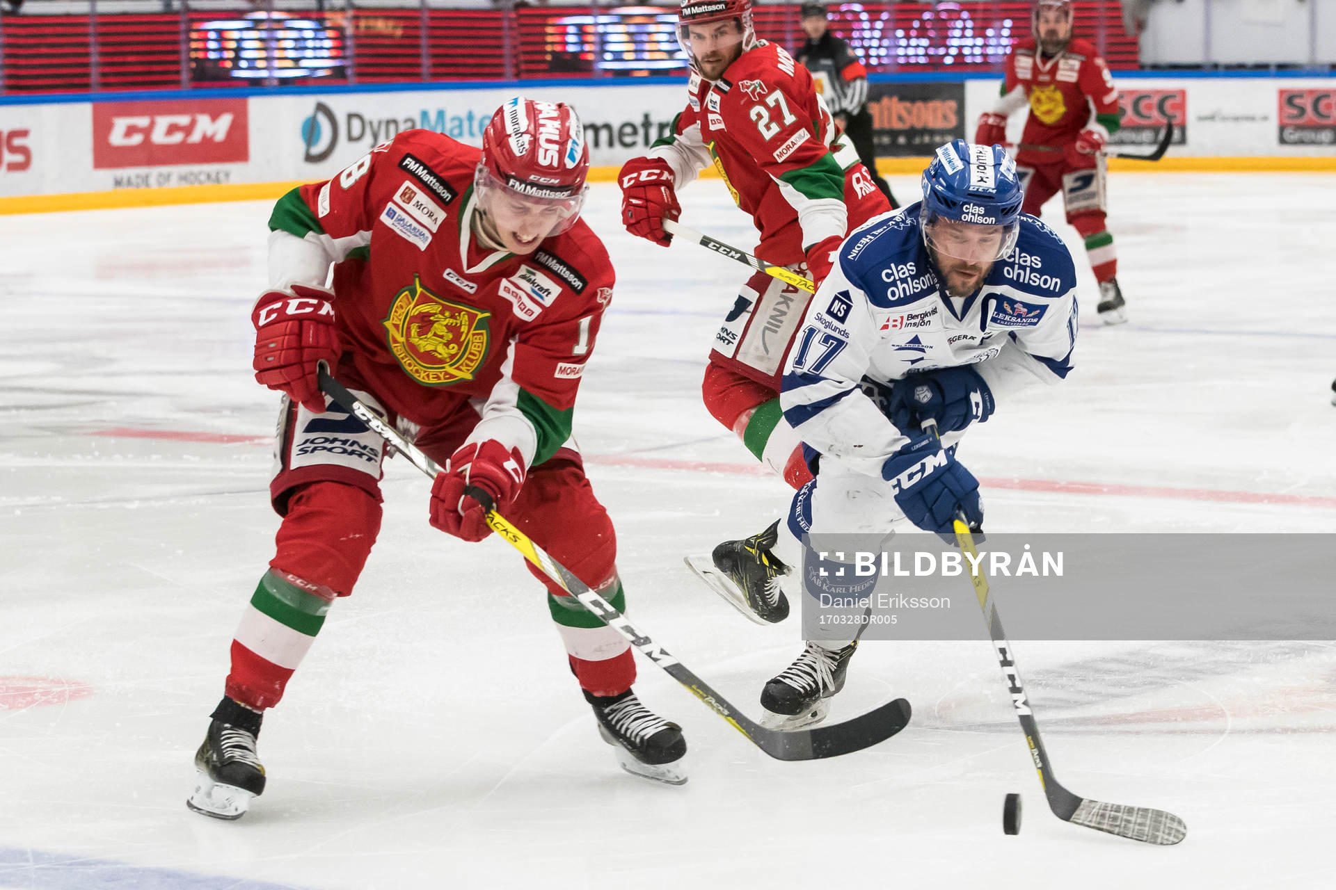Leksands Jesper Ollas och Moras Emil Aronsson i kamp om
