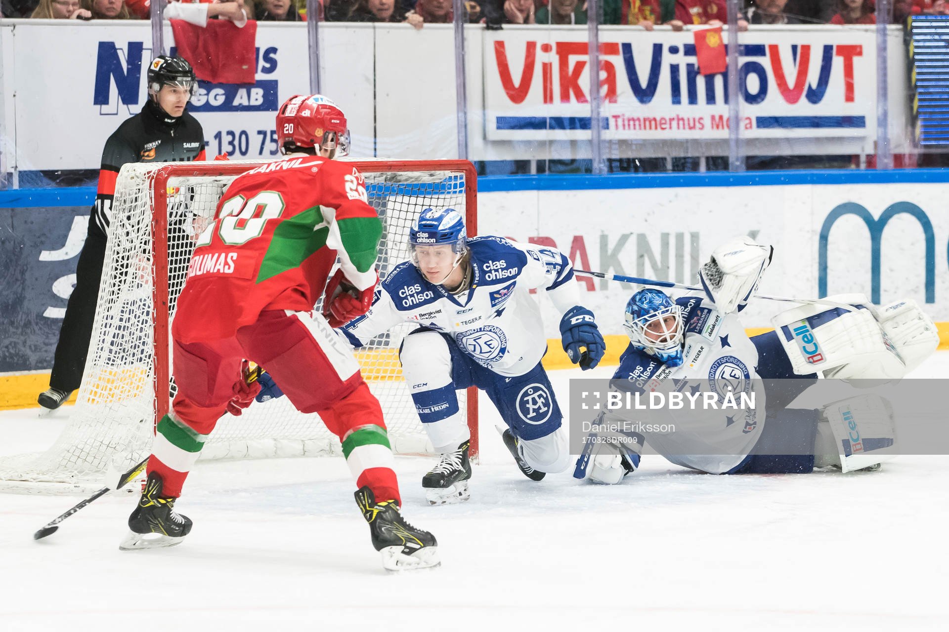 Moras Kevin Goumas framför Leksands målvakt Atte Engren