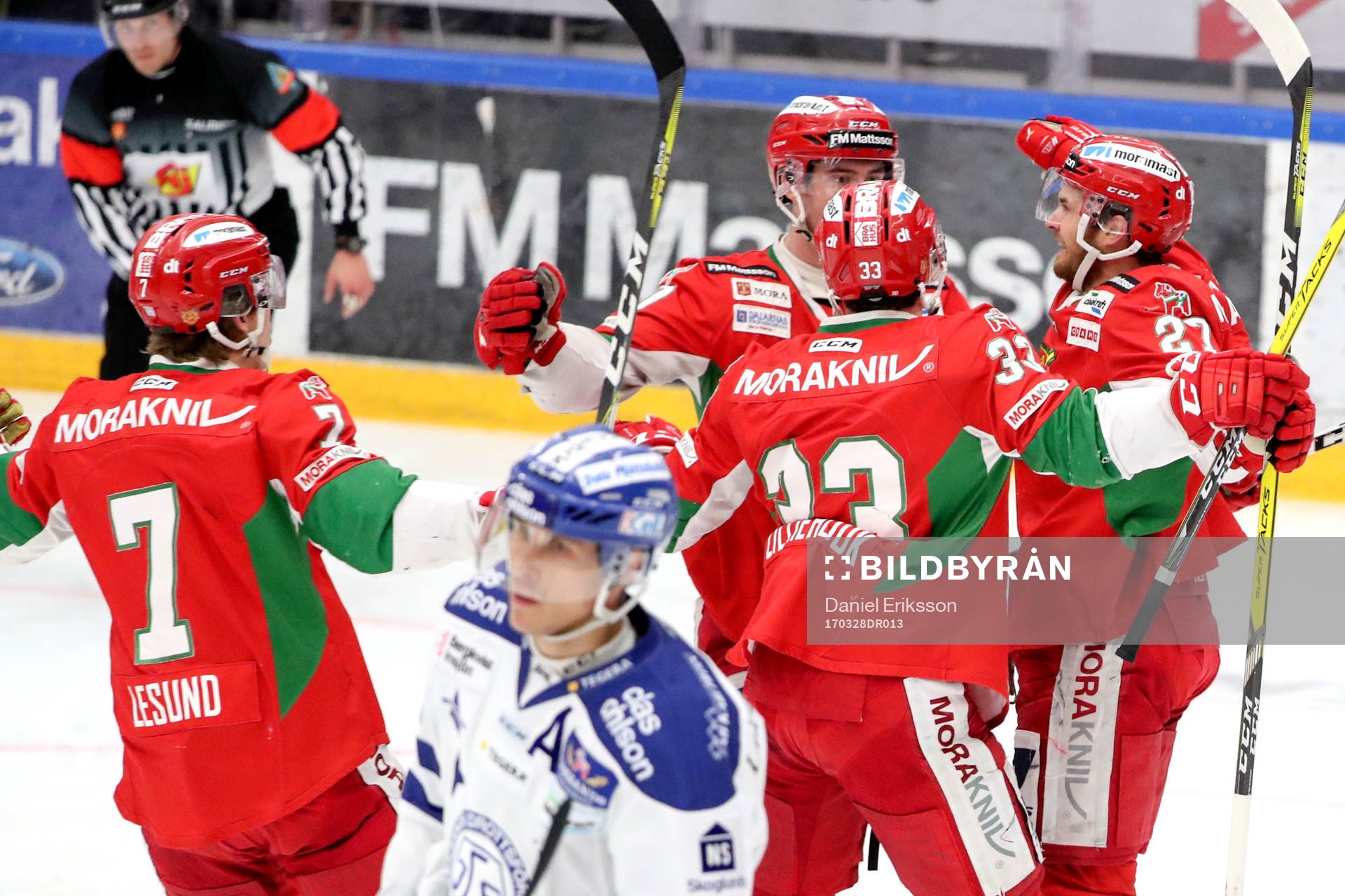 Moras Matt Bailey jublar med lagkamrater