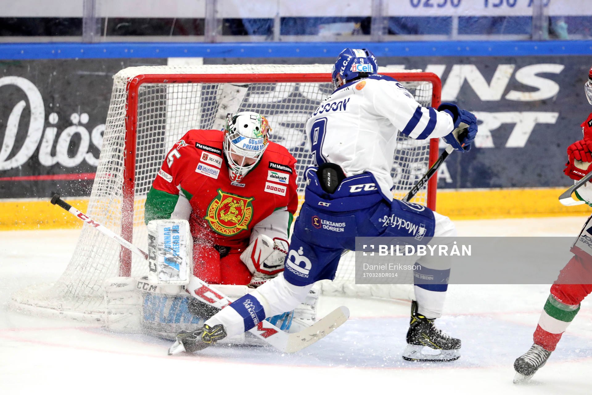Leksands Lukas Ericsson och Moras målvakt Christian