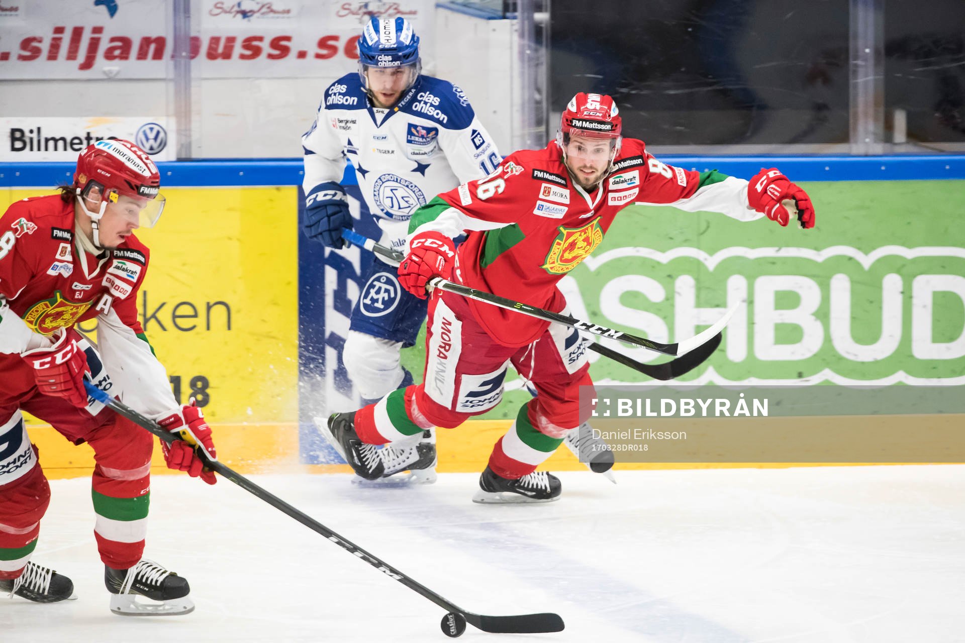 Moras Kevin Gagné med pucken framför Leksands János