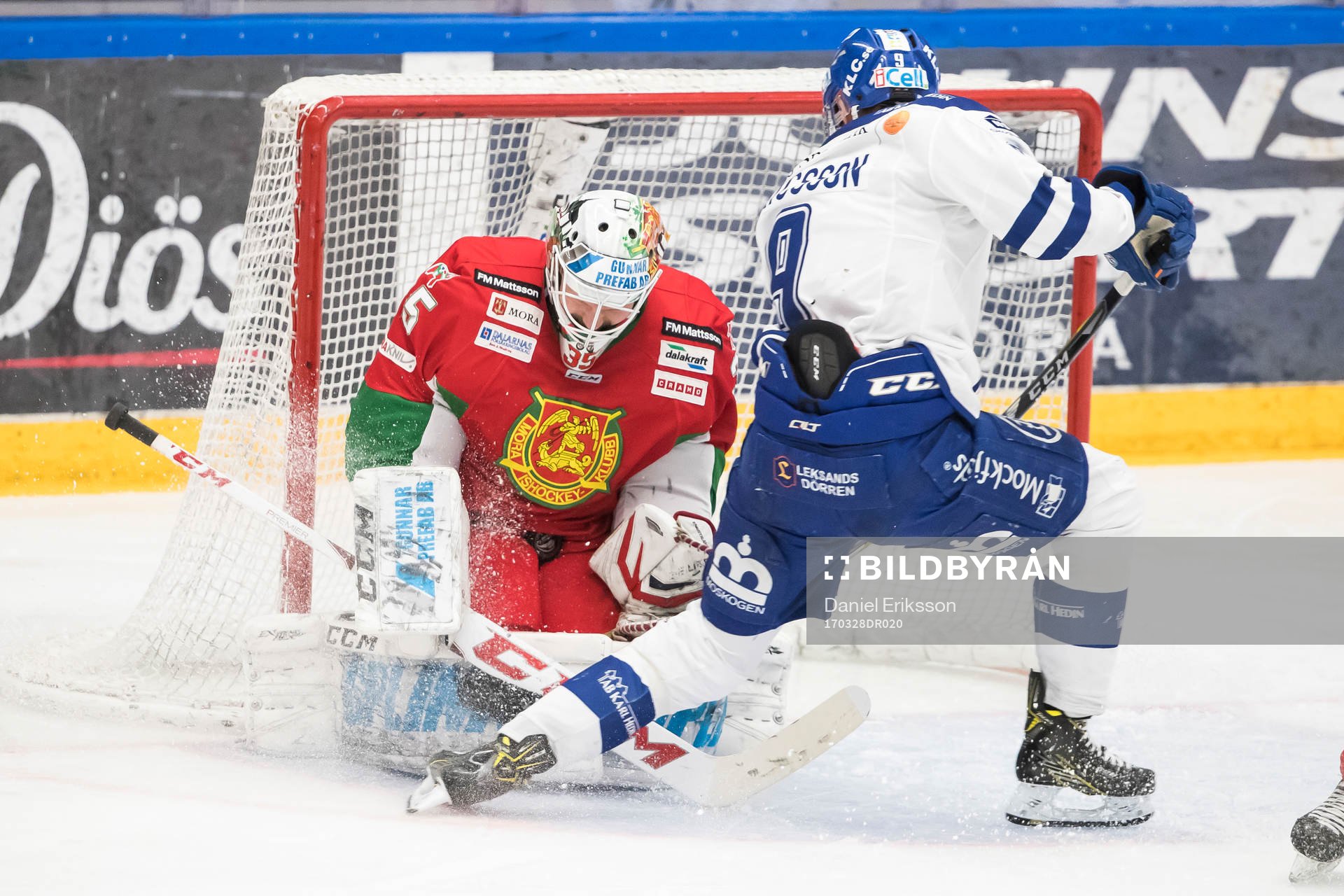 chans för Leksands Lukas Ericsson framför Moras målvakt