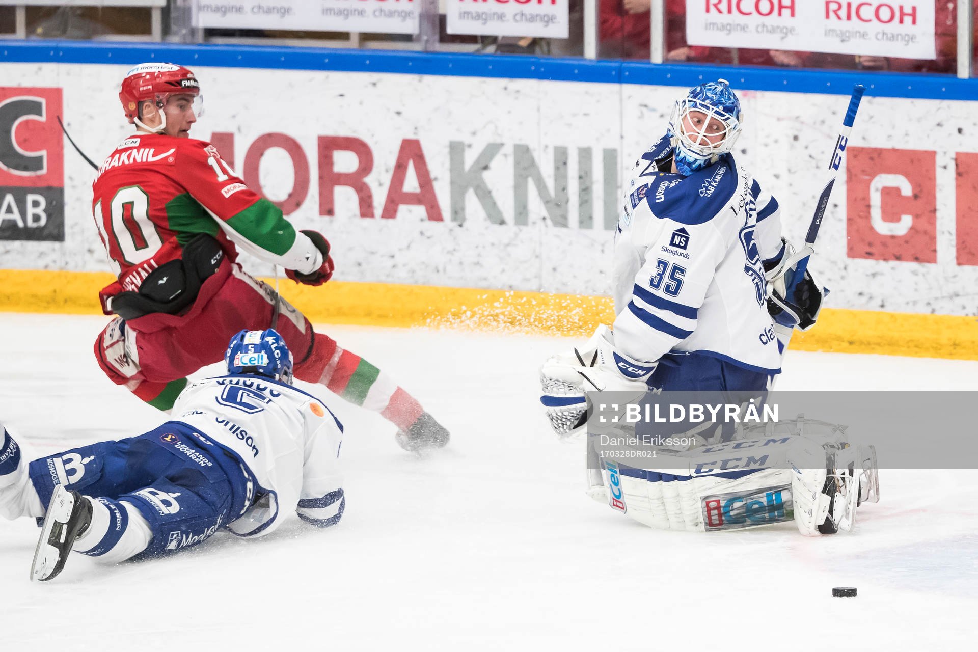Moras Pierre Engvall och Leksands Benjamin Youds framför