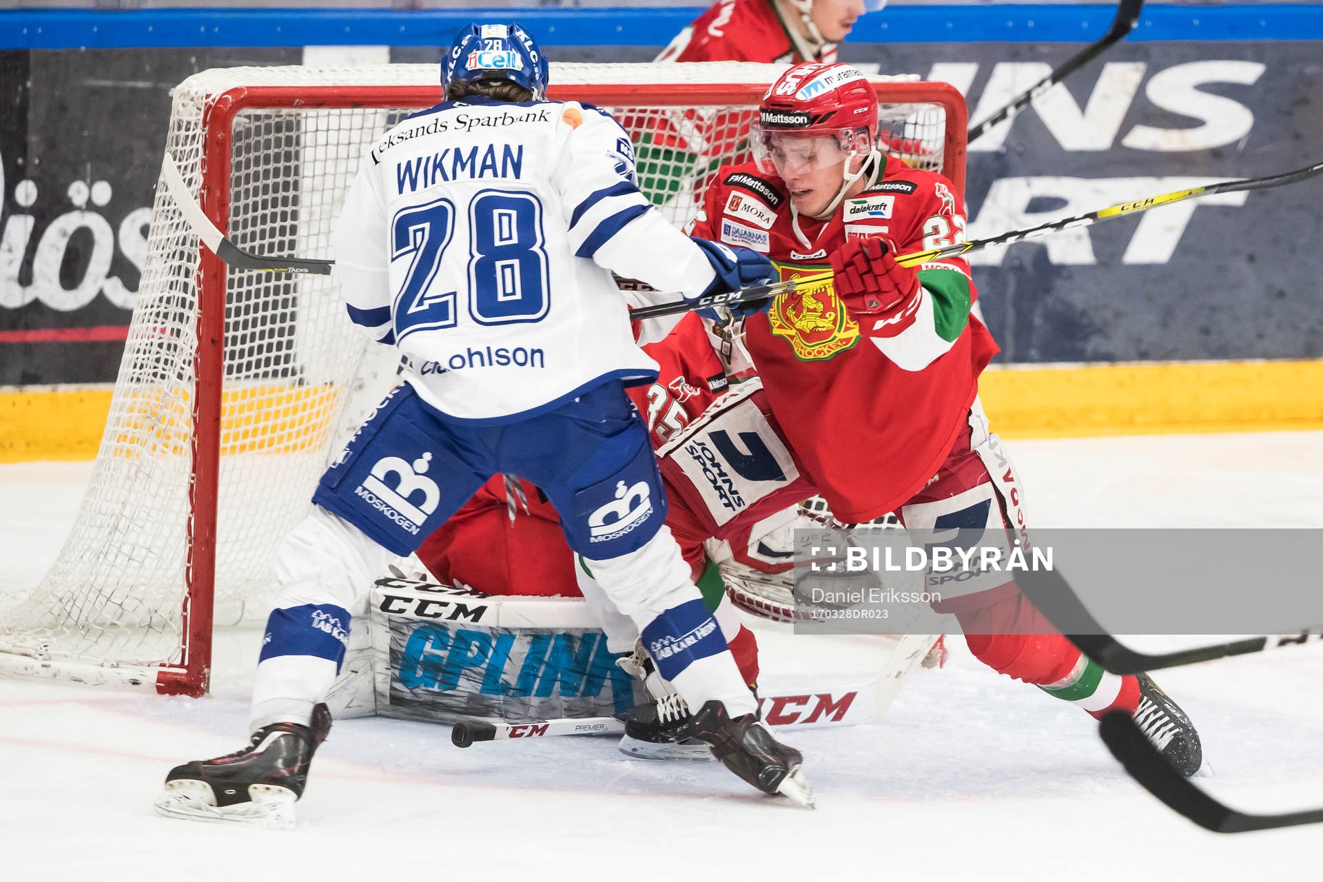 Leksands William Wikman framför Moras målvakt Christian