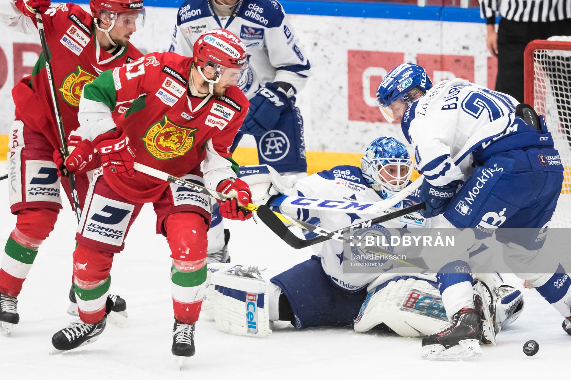 Moras Matt Bailey framför Leksands ???och Sebastian