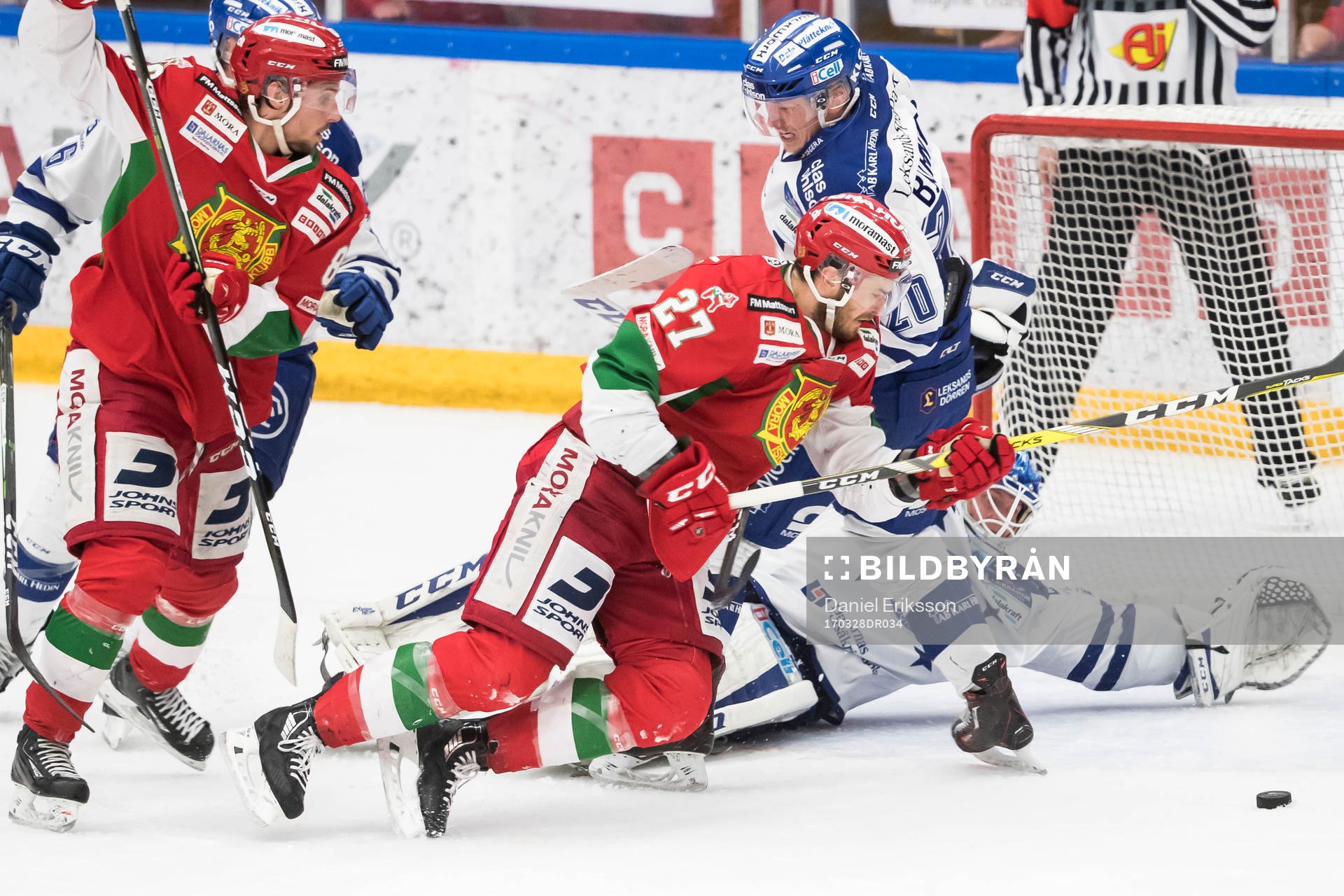 Moras Matt Bailey framför Leksands ???och Sebastian