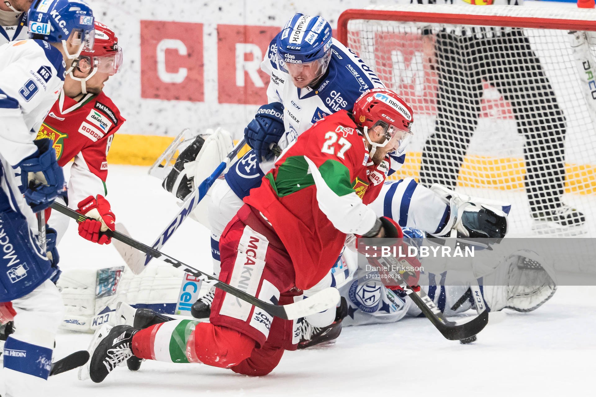 Moras Matt Bailey framför Leksands ???och Sebastian