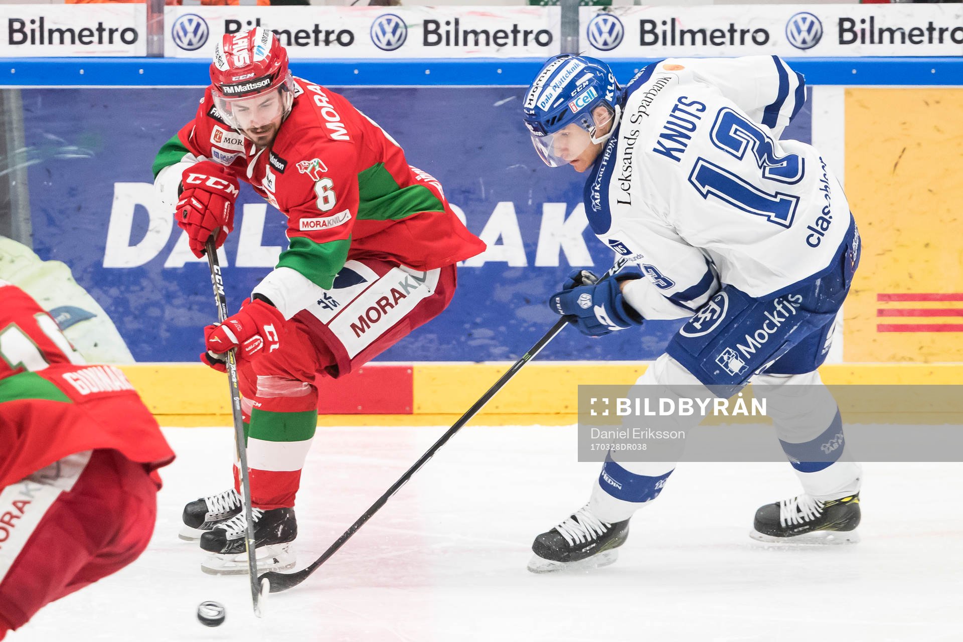 Moras Christoffer Björklund och Leksands Jon Knuts i kamp