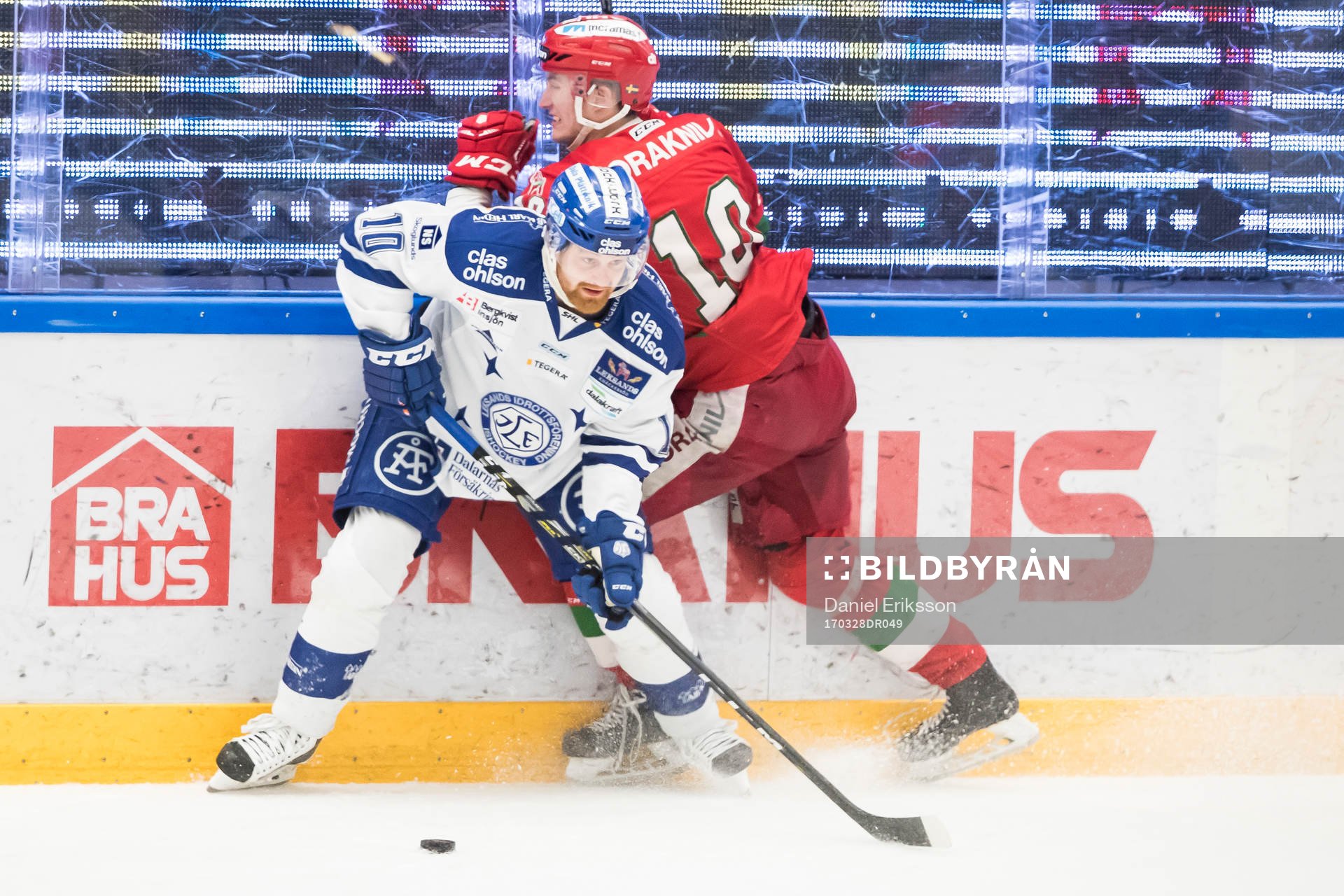 Leksands Mattias Ritola och Moras Pierre Engvall i kamp om
