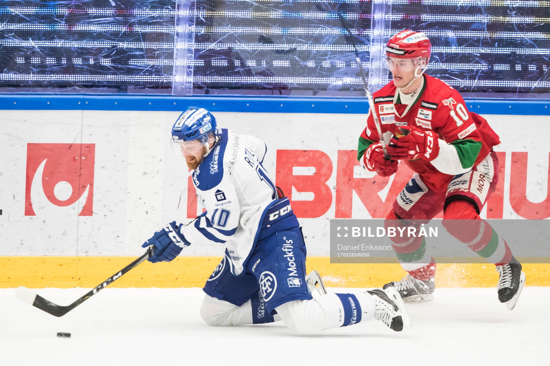 Leksands Mattias Ritola och Moras Pierre Engvall i kamp om