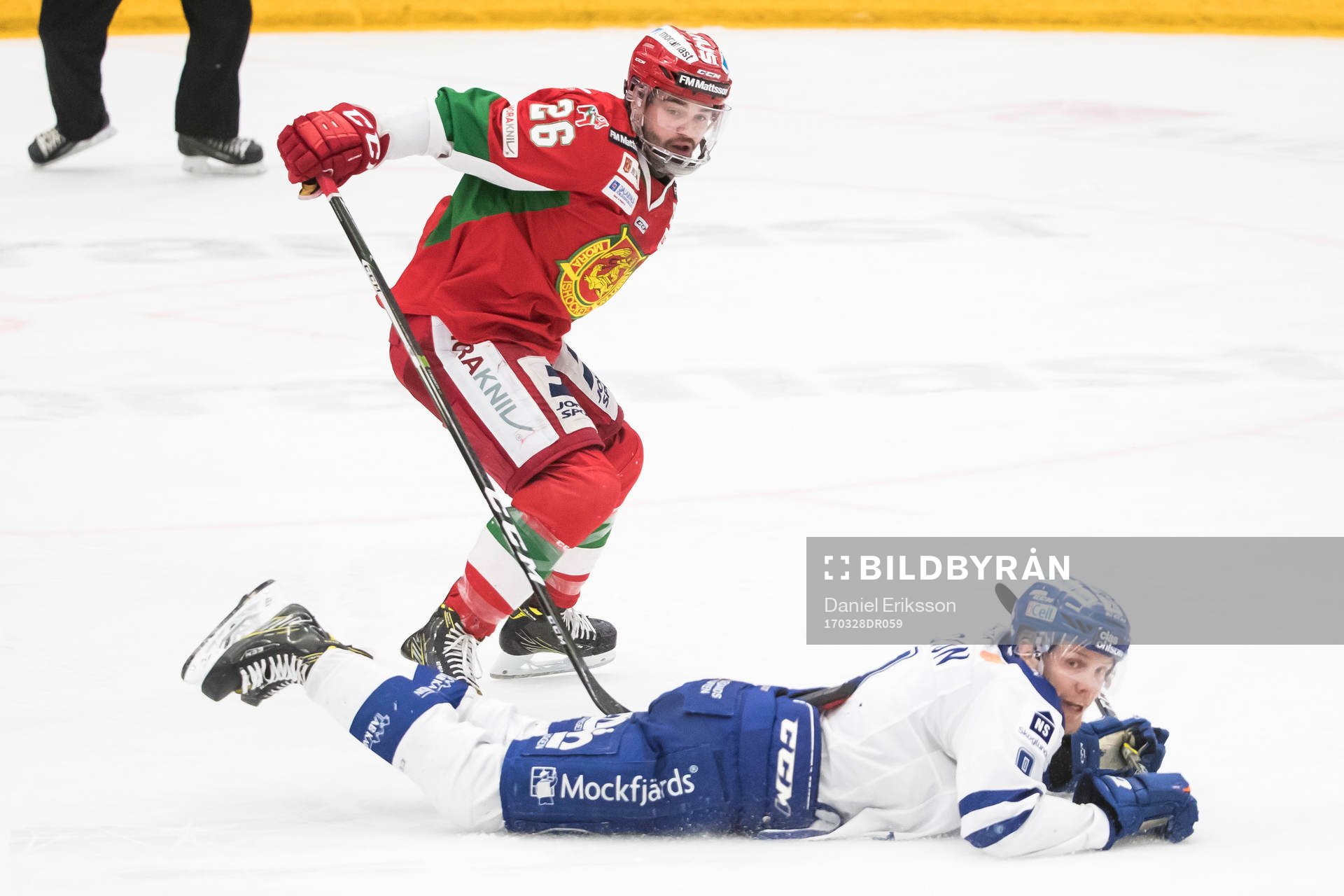 Leksands Lukas Ericsson faller framför Moras Nathan Deck