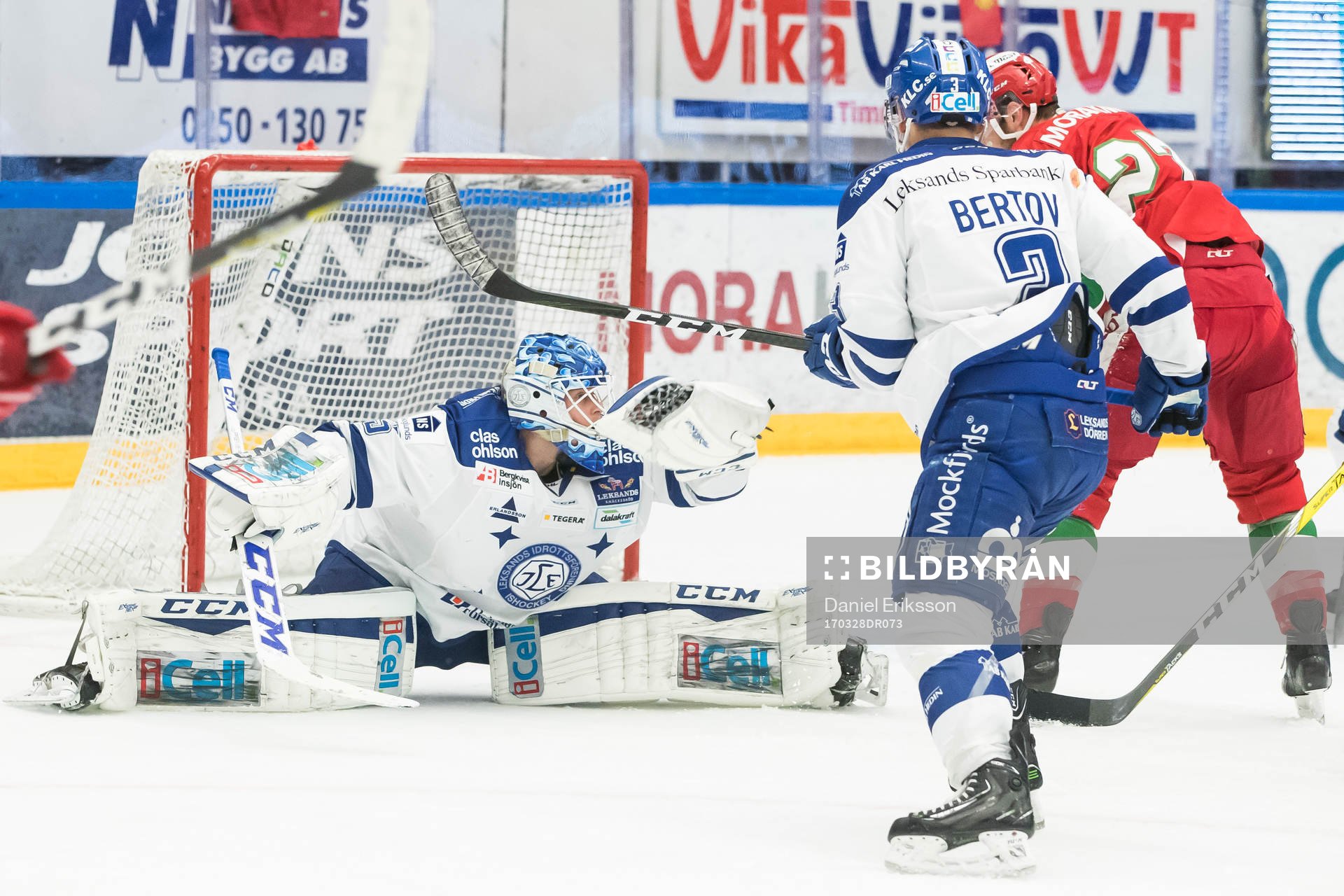 Leksands målvakt Atte Engren räddar Moras Matt Bailey och