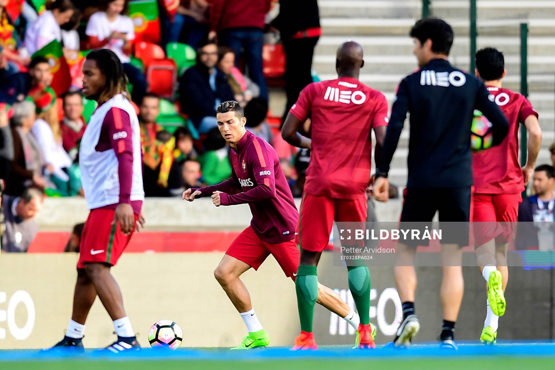 Portugals Cristiano Ronaldo värmer upp