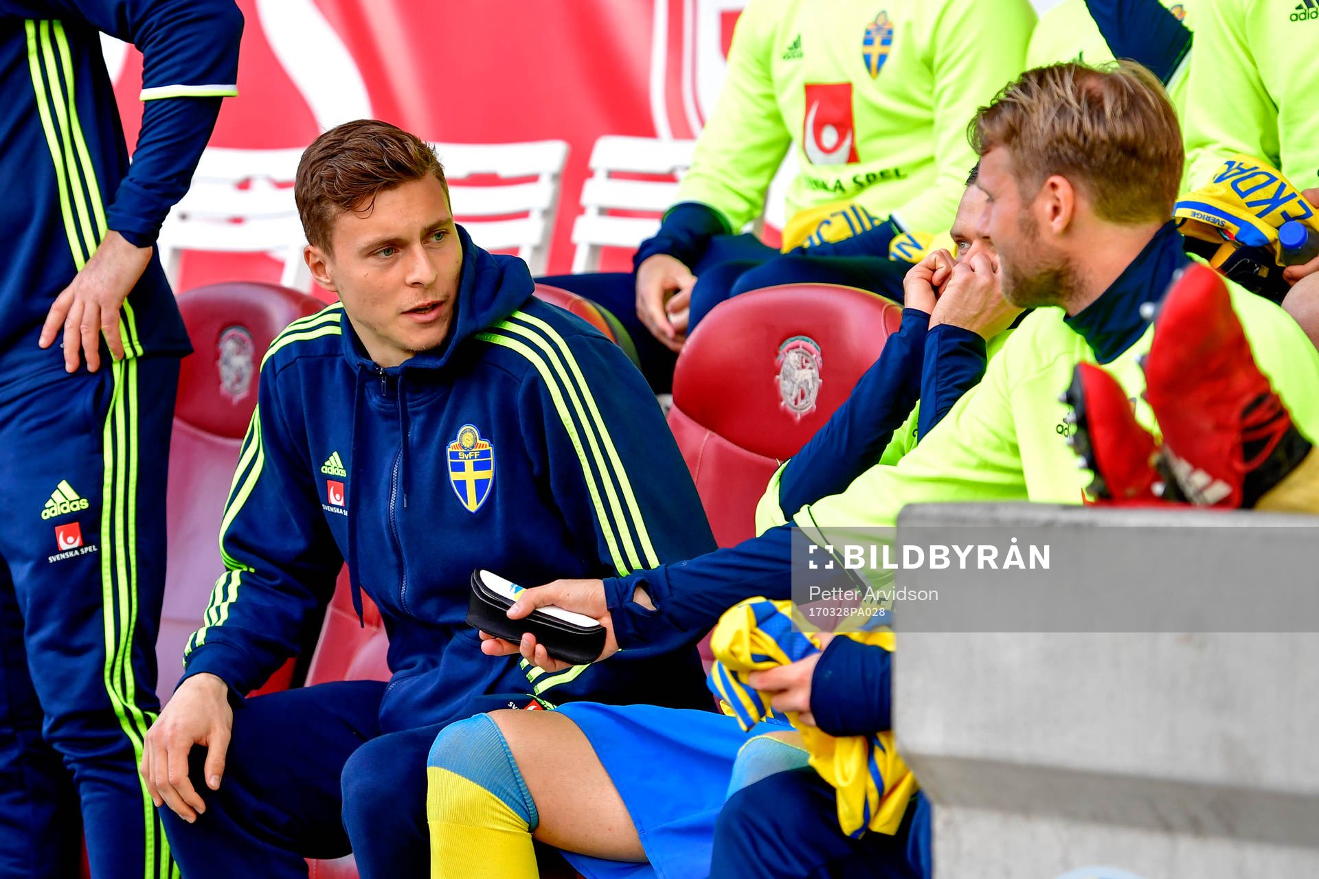 Sveriges Victor Nilsson Lindelöf på bänken