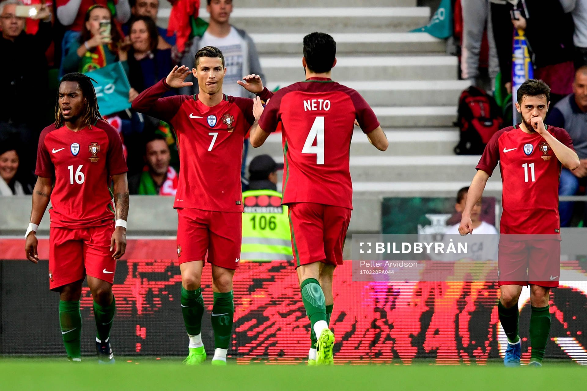 Portugals Cristiano Ronaldo och Luis Neto jublar efter 1-0 av Ronaldo under en träningsmatch i fotboll mellan Portugal och Sverige den 28 mars 2017 i Madeira.