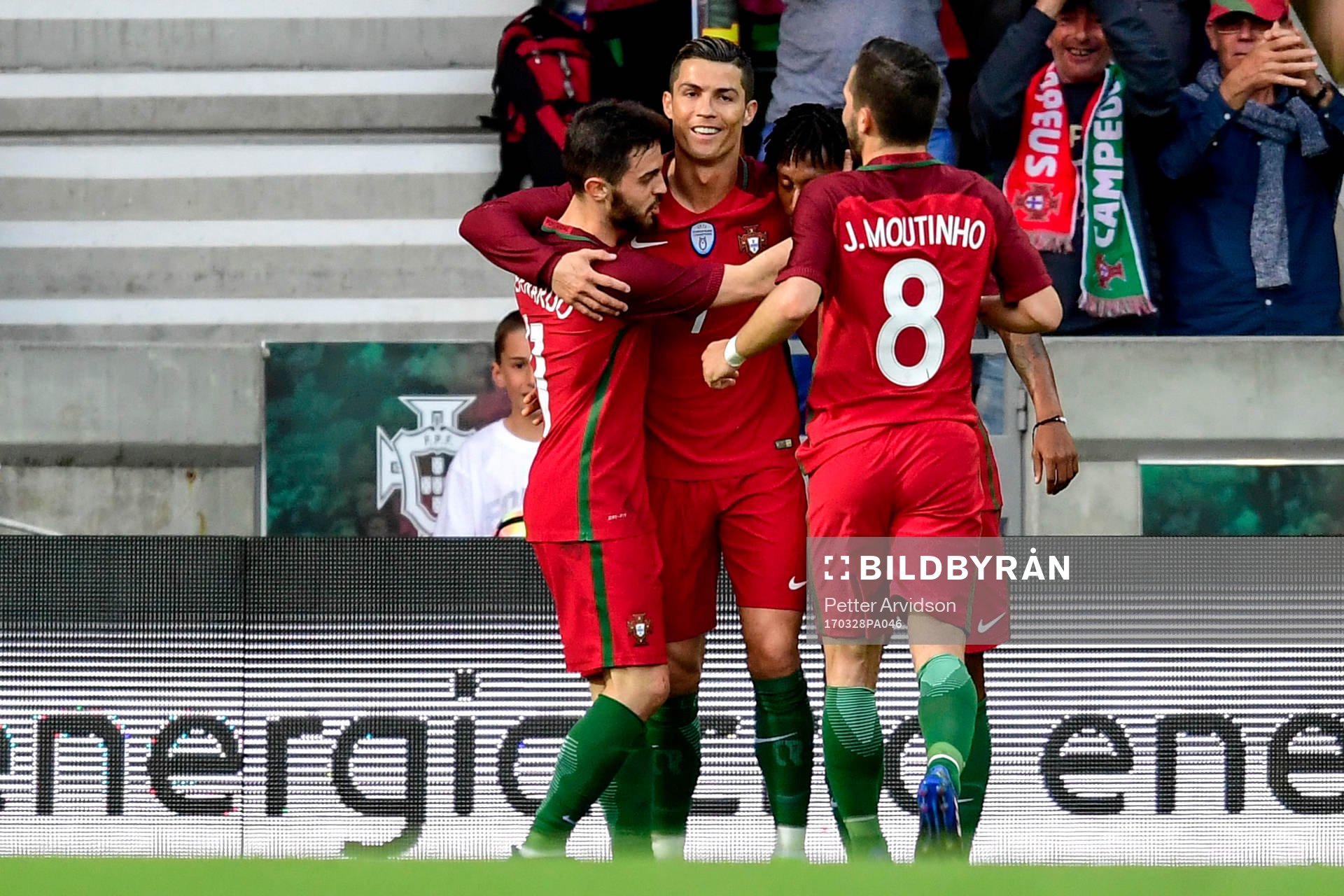 Portugals Cristiano Ronaldo jublar med lagkamrater