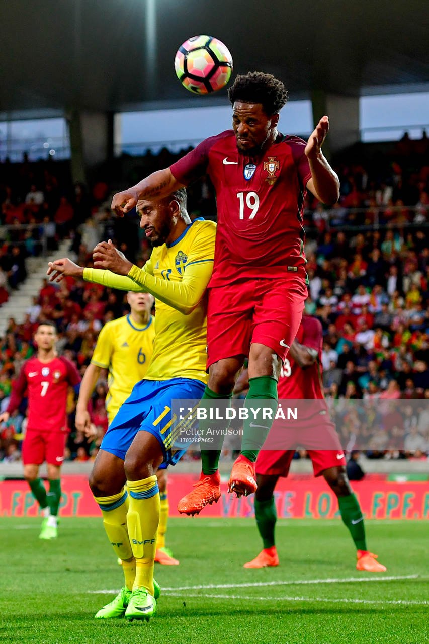 Portugals Eliseu och Sveriges Isaac Kiese Thelin