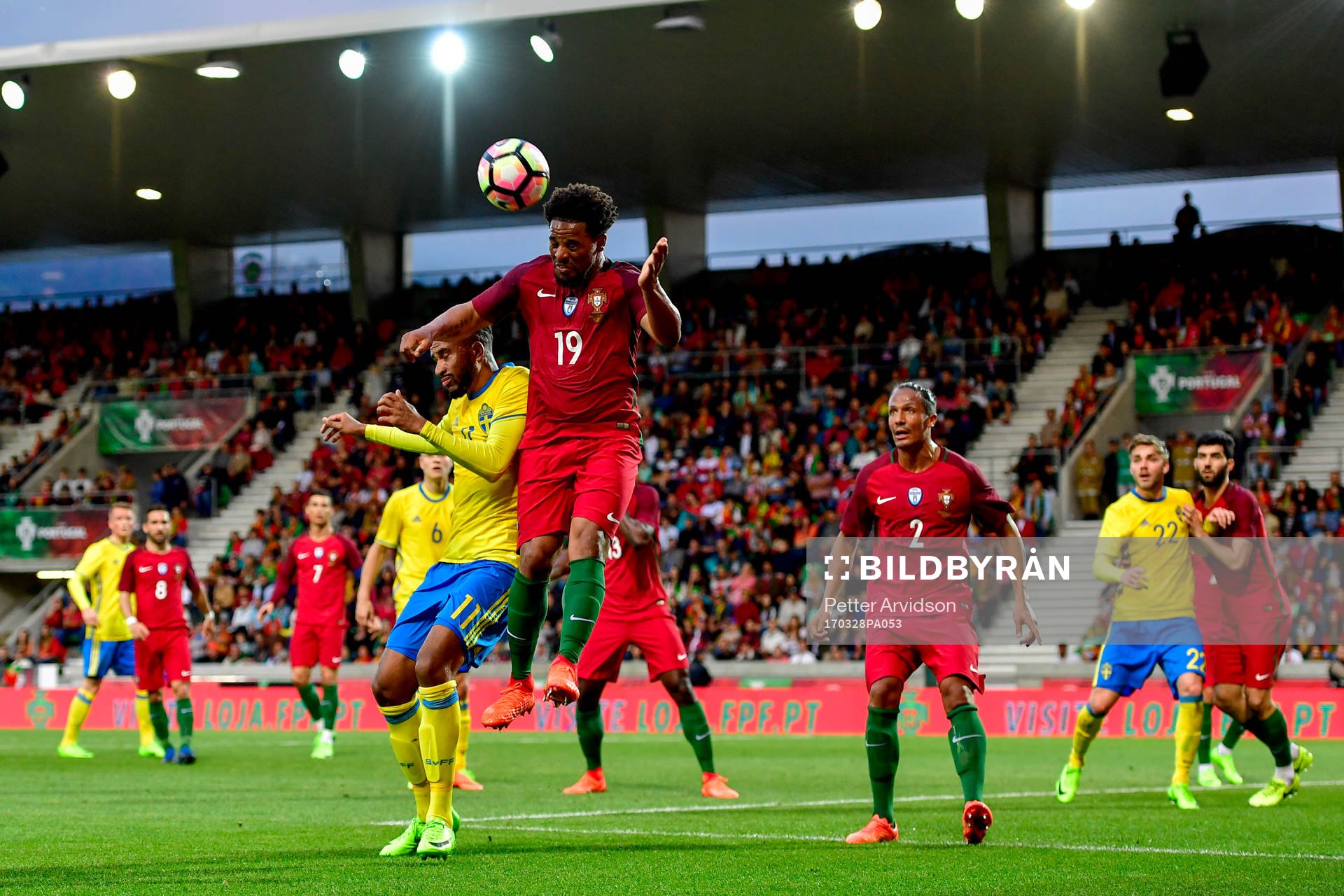 Portugals Eliseu och Sveriges Isaac Kiese Thelin
