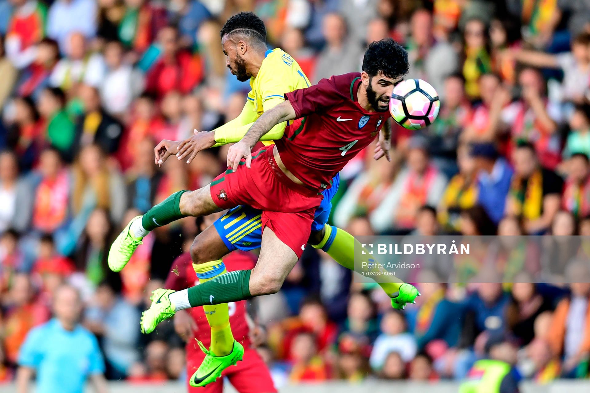 Portugals Luis Neto och Sveriges Isaac Kiese Thelin
