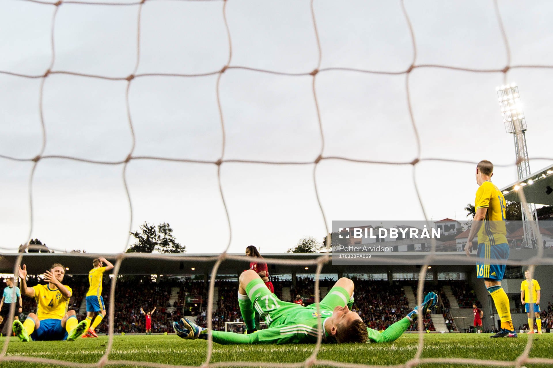 Sveriges Andreas Granqvist och målvakt Karl-Johan Johnsson