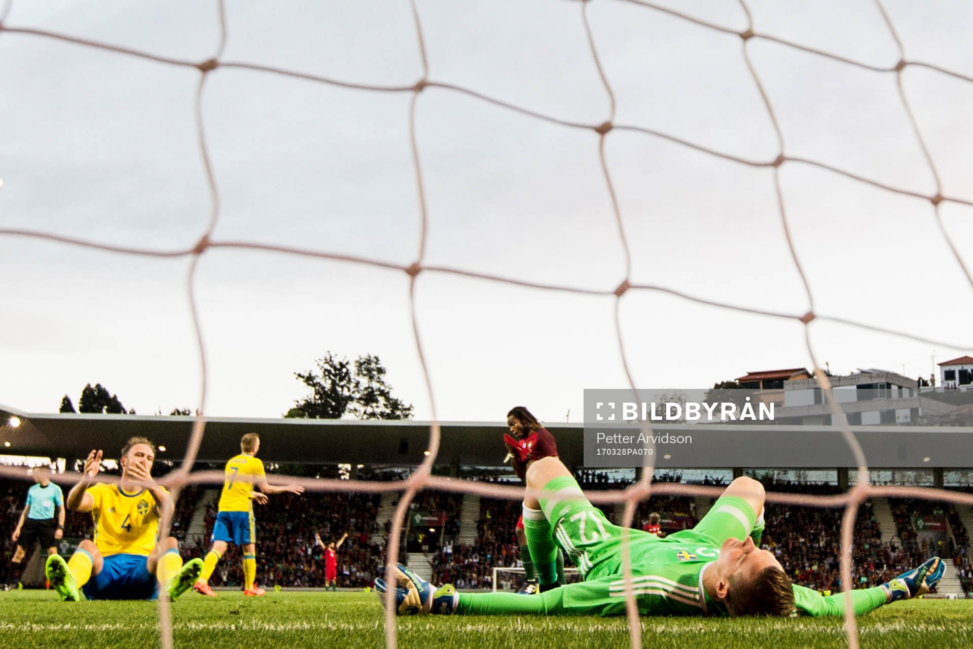 Sveriges Andreas Granqvist och målvakt Karl-Johan Johnsson