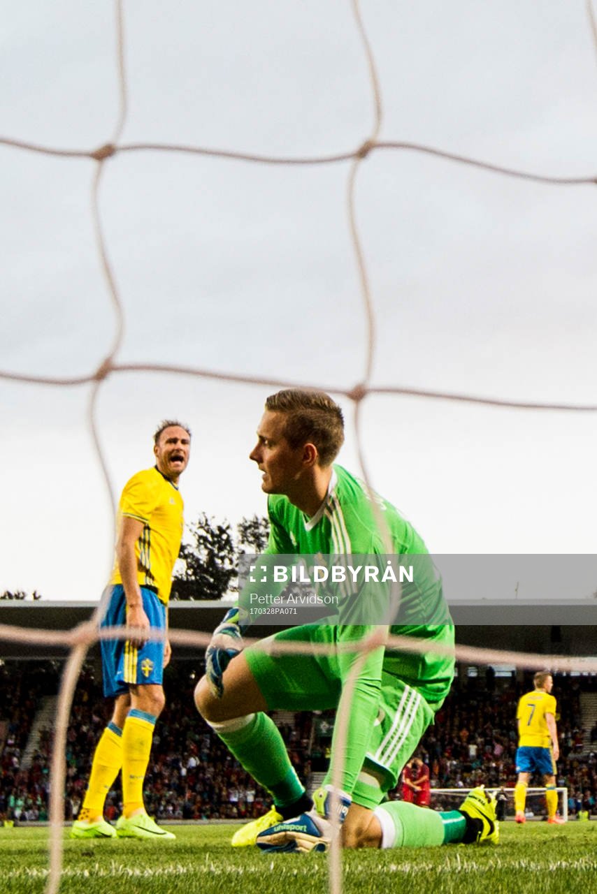 Sveriges Andreas Granqvist och målvakt Karl-Johan Johnsson