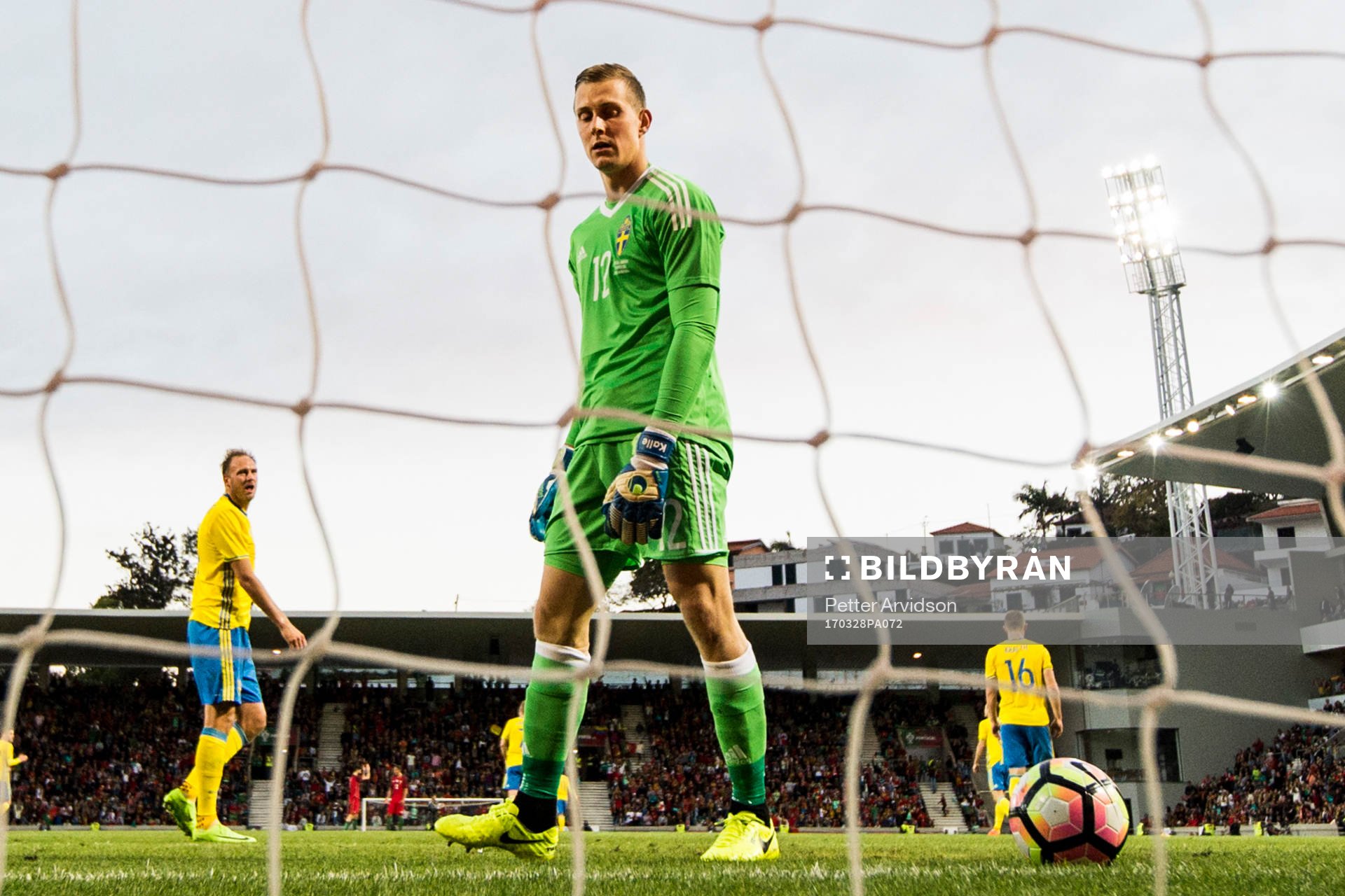 Sveriges Andreas Granqvist och målvakt Karl-Johan Johnsson