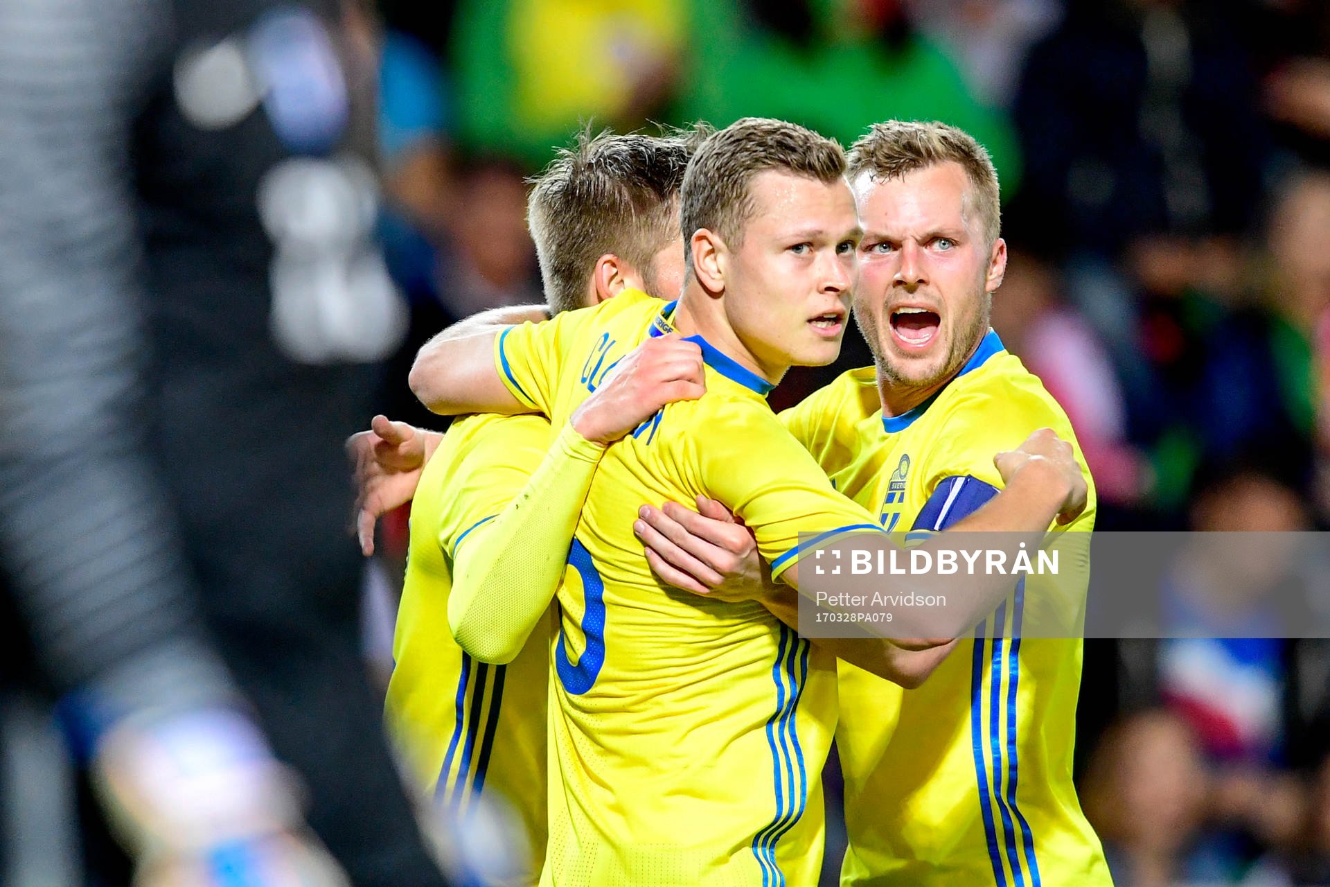 Sveriges Viktor Claesson jublar med lagkamrater
