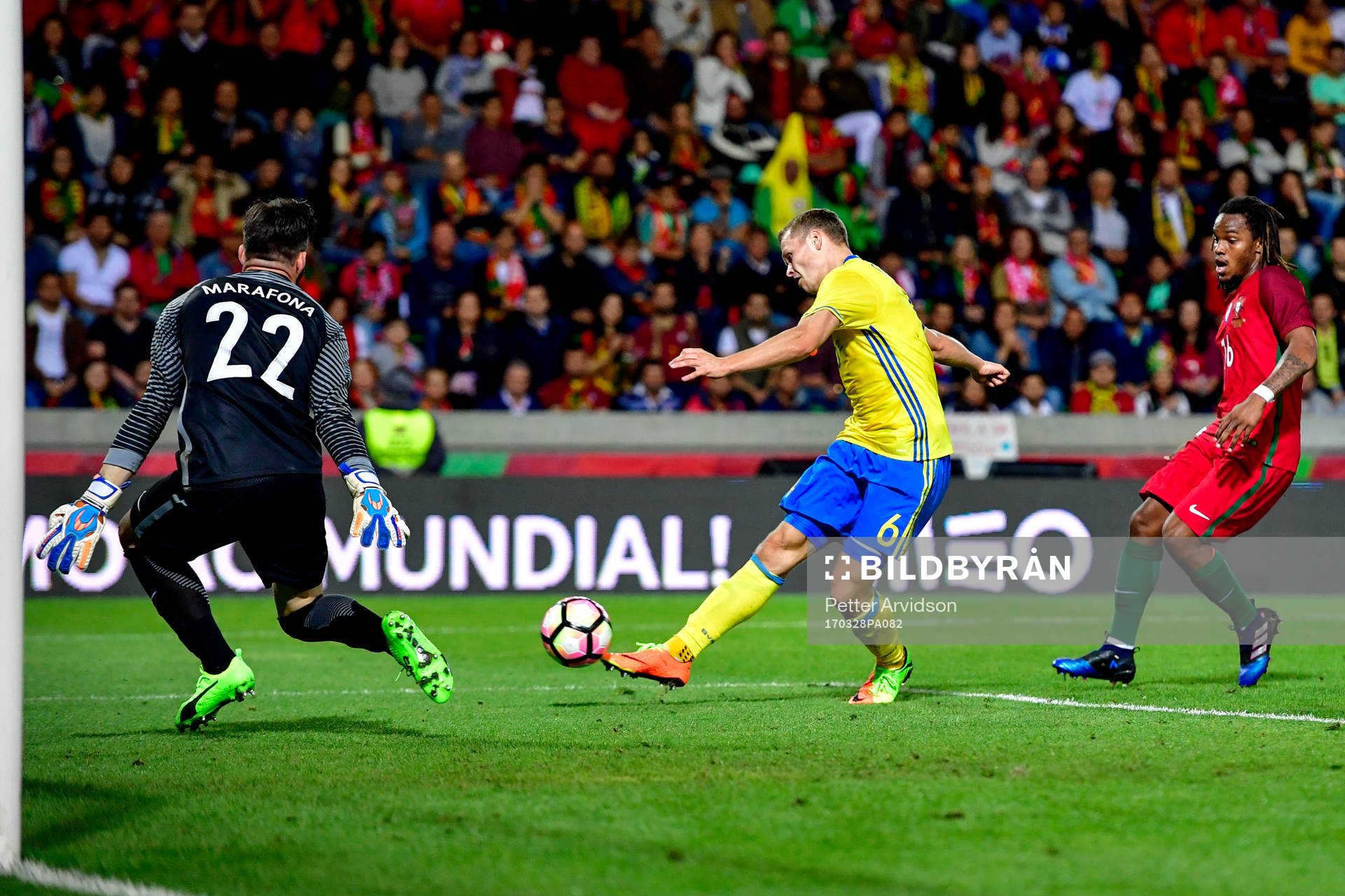 Sveriges Viktor Claesson gör 2-1 bakom Portugals målvakt