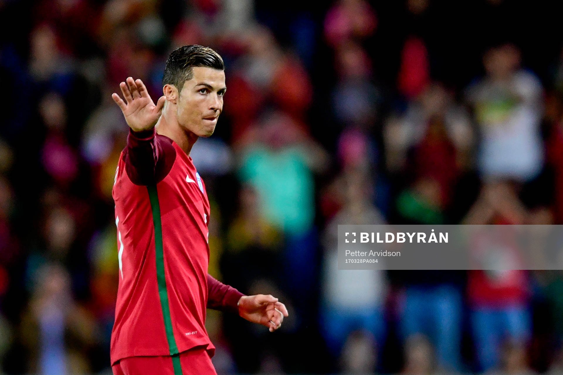 Portugals Cristiano Ronaldo tackar publiken när han byts ut