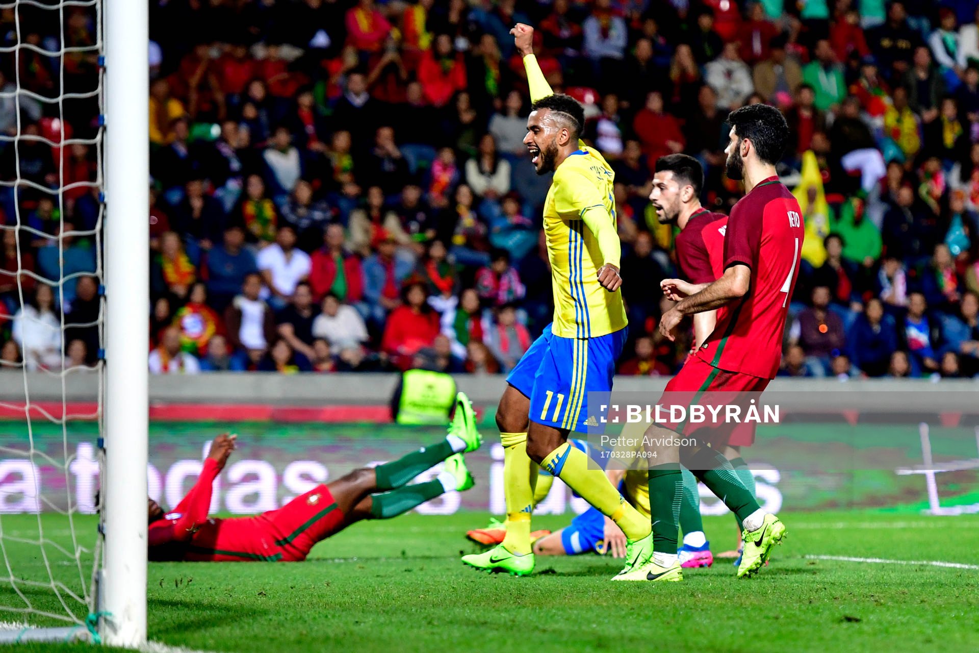 Sveriges Isaac Kiese Thelin jublar efter att Viktor Claesson (ej i bild) gjort 2-2 under en träningsmatch i fotboll mellan Portugal och Sverige den 28 mars 2017 i Madeira.