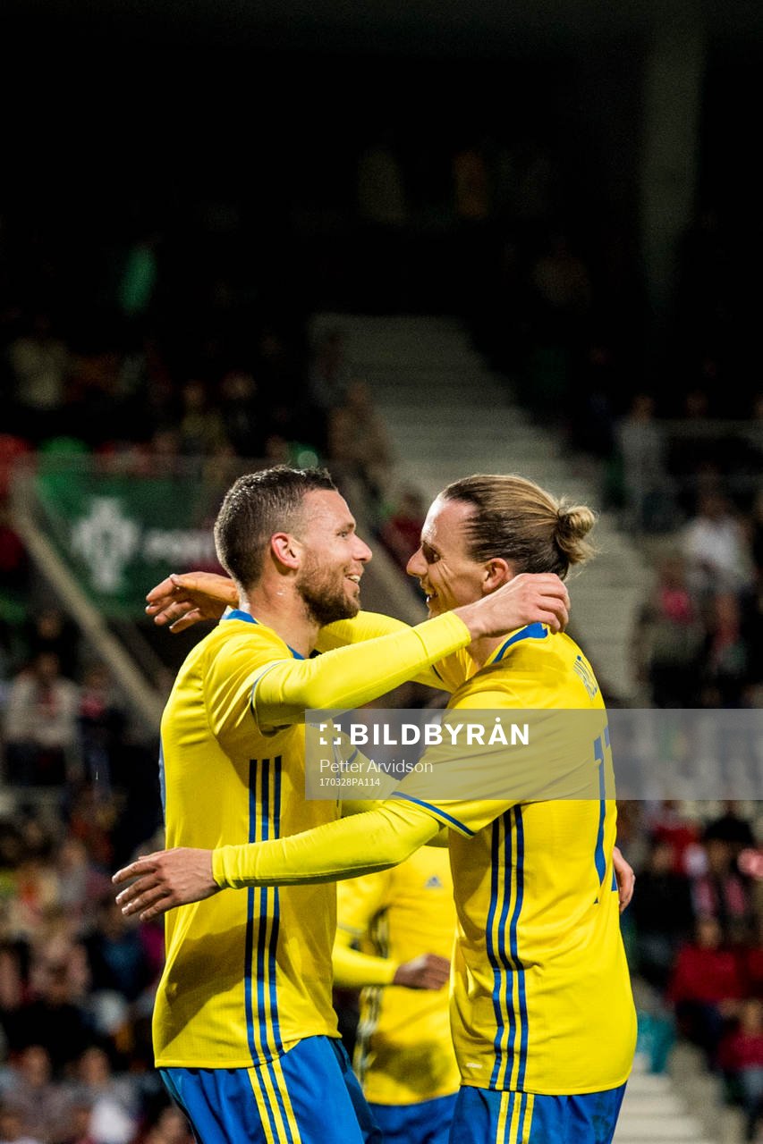 Sveriges Marcus Berg och Niklas Hult jublar