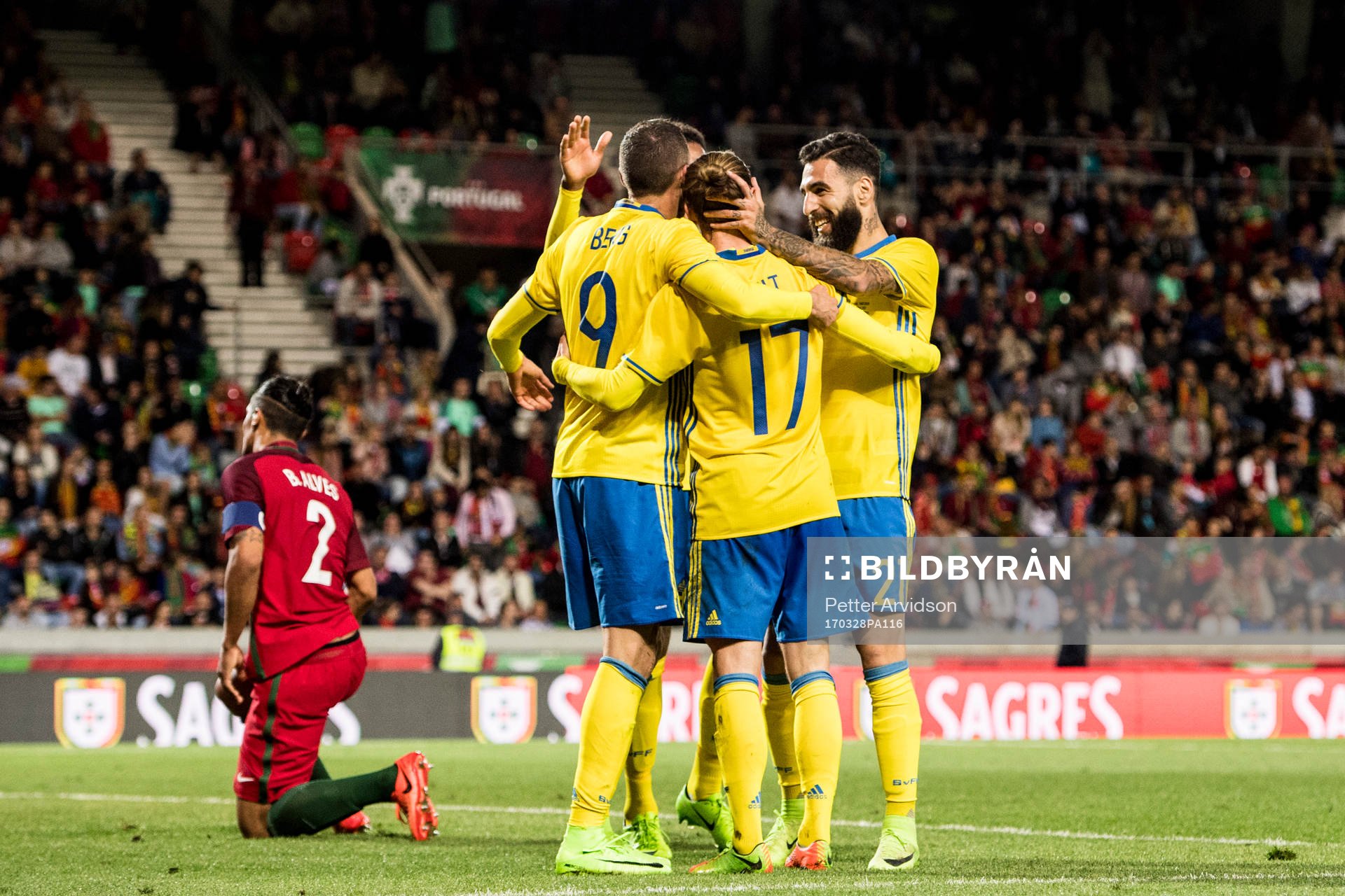 Sveriges Marcus Berg, Niklas Hult och Jimmy Durmaz jublar