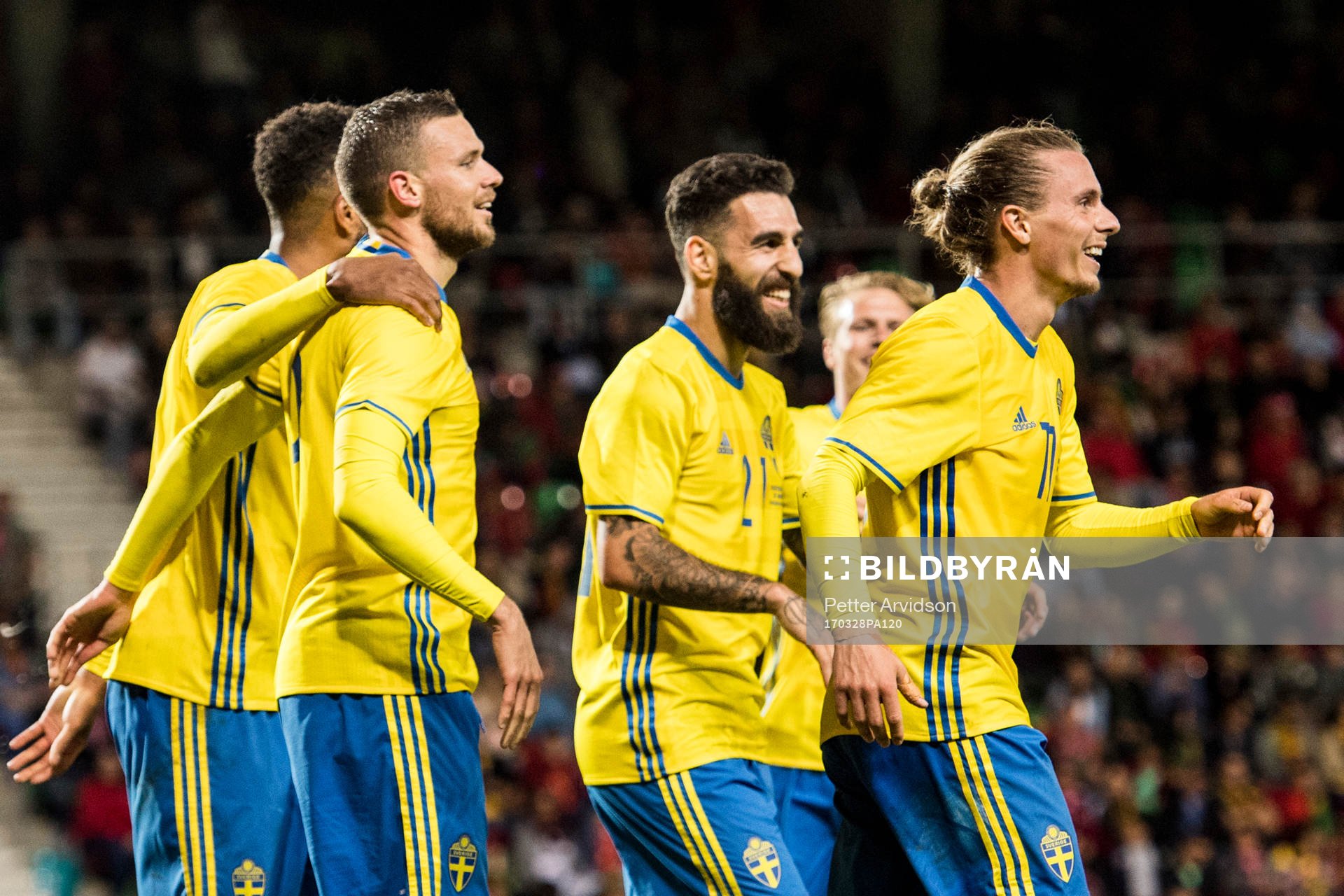 Sveriges Marcus Berg, Jimmy Durmaz och Niklas Hult jublar